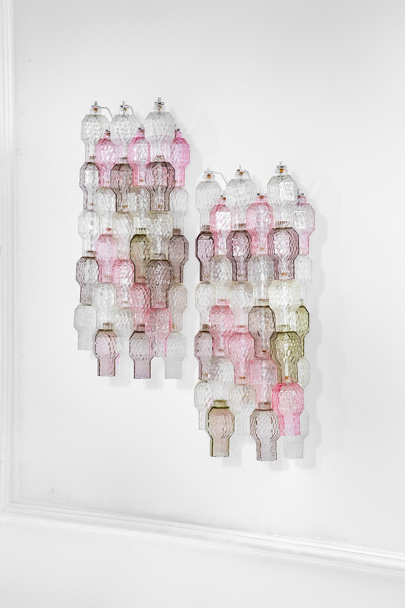 Archimede Seguso. Due lampade da parete: Due lampade da parete Vetro soffiato trasparente e colorato, metallo verniciato. Modello per l'Hotel Royal di Spotorno. Prod. Seguso Vetri d'Arte, 1960 ca. cm 65x28x14