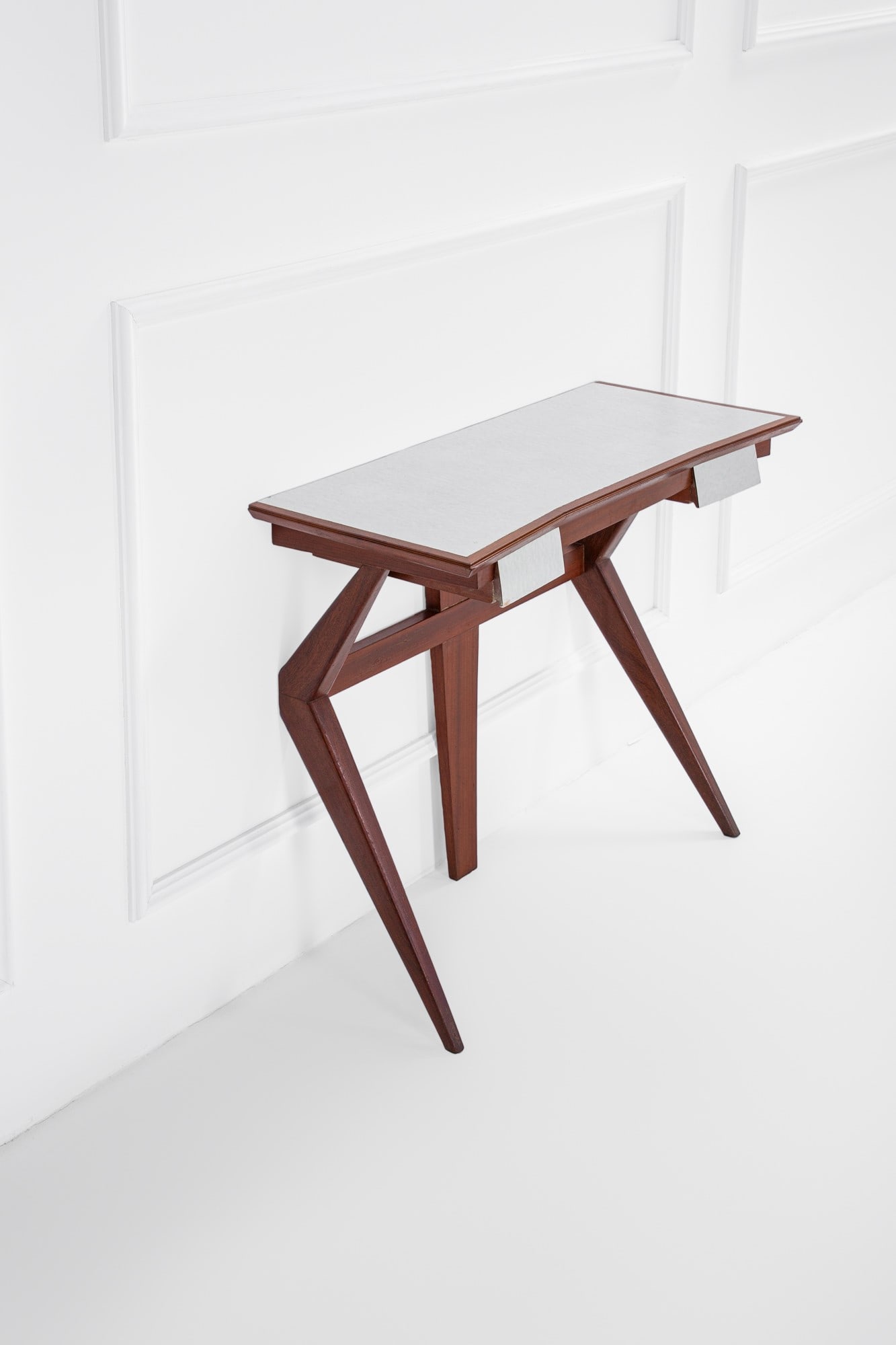 Luigi Carlo Daneri. Console: Console Legno massello sagomato, formica. 1960 ca. Provenienza: Residenza dipendenti Piaggio, Finale Ligure. cm 74x90x40