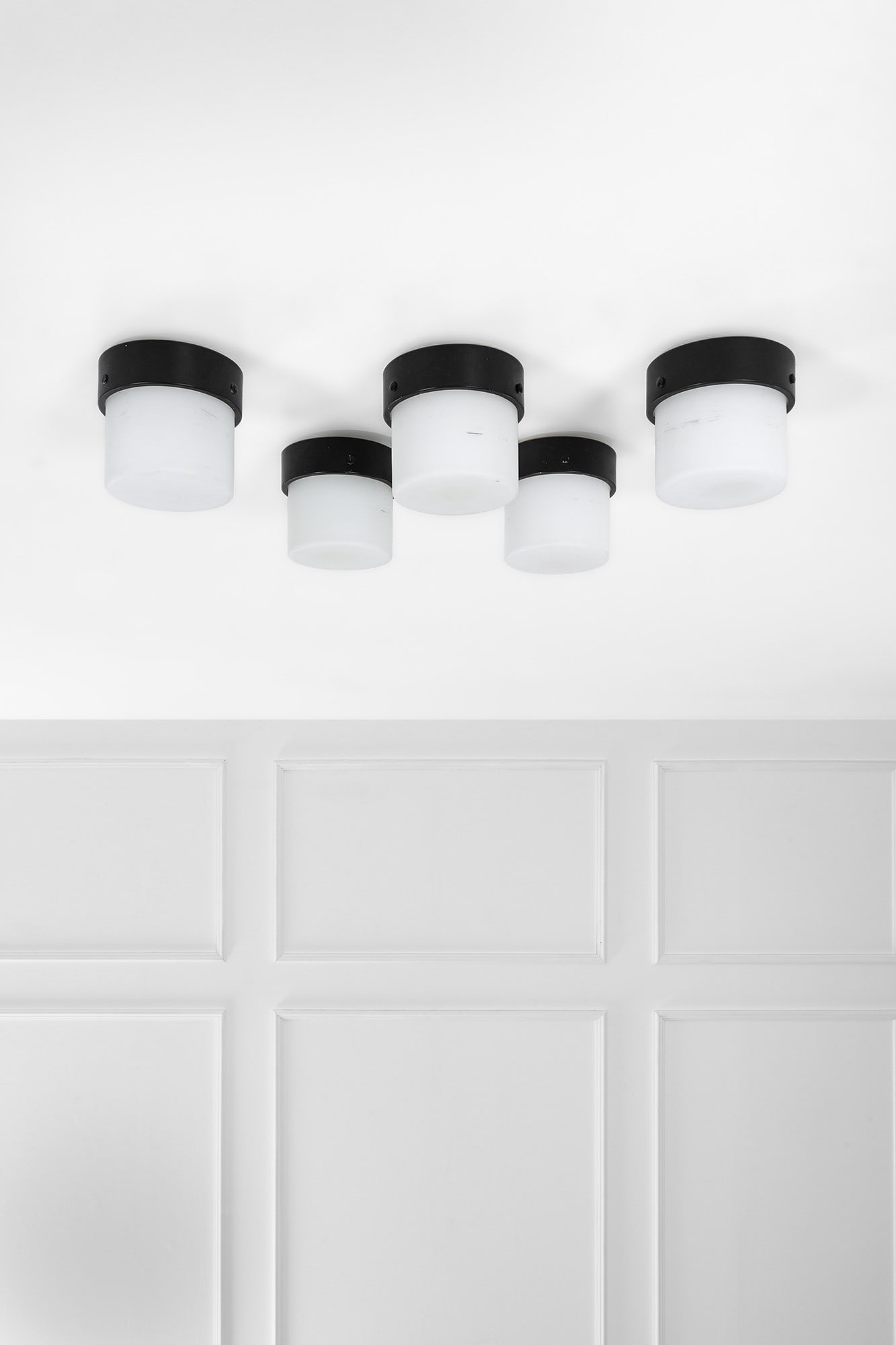 Gino Sarfatti. Cinque lampade a plafone o da parete mod. 3030: Cinque lampade a plafone o da parete mod. 3030 Alluminio laccato, vetro opalino satinato. Prod. Arteluce, 1954 ca. Etichetta del produttore. diam. cm 18, prof. cm 17 Bibliografia: Marco Romanelli, San