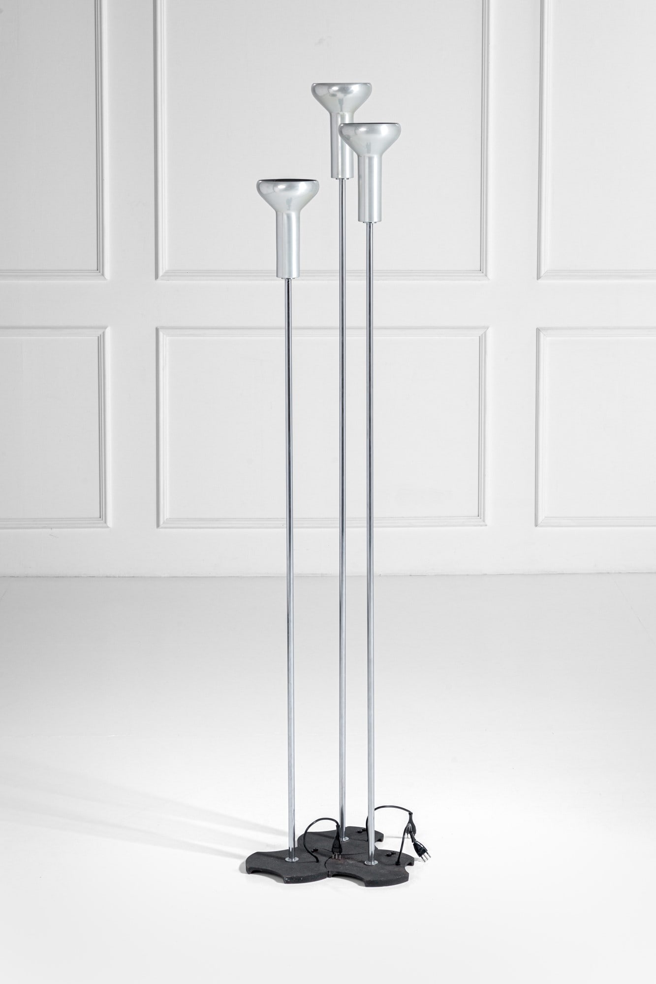 Gino Sarfatti. Tre lampade da terra mod. 1073 (1 of 3)