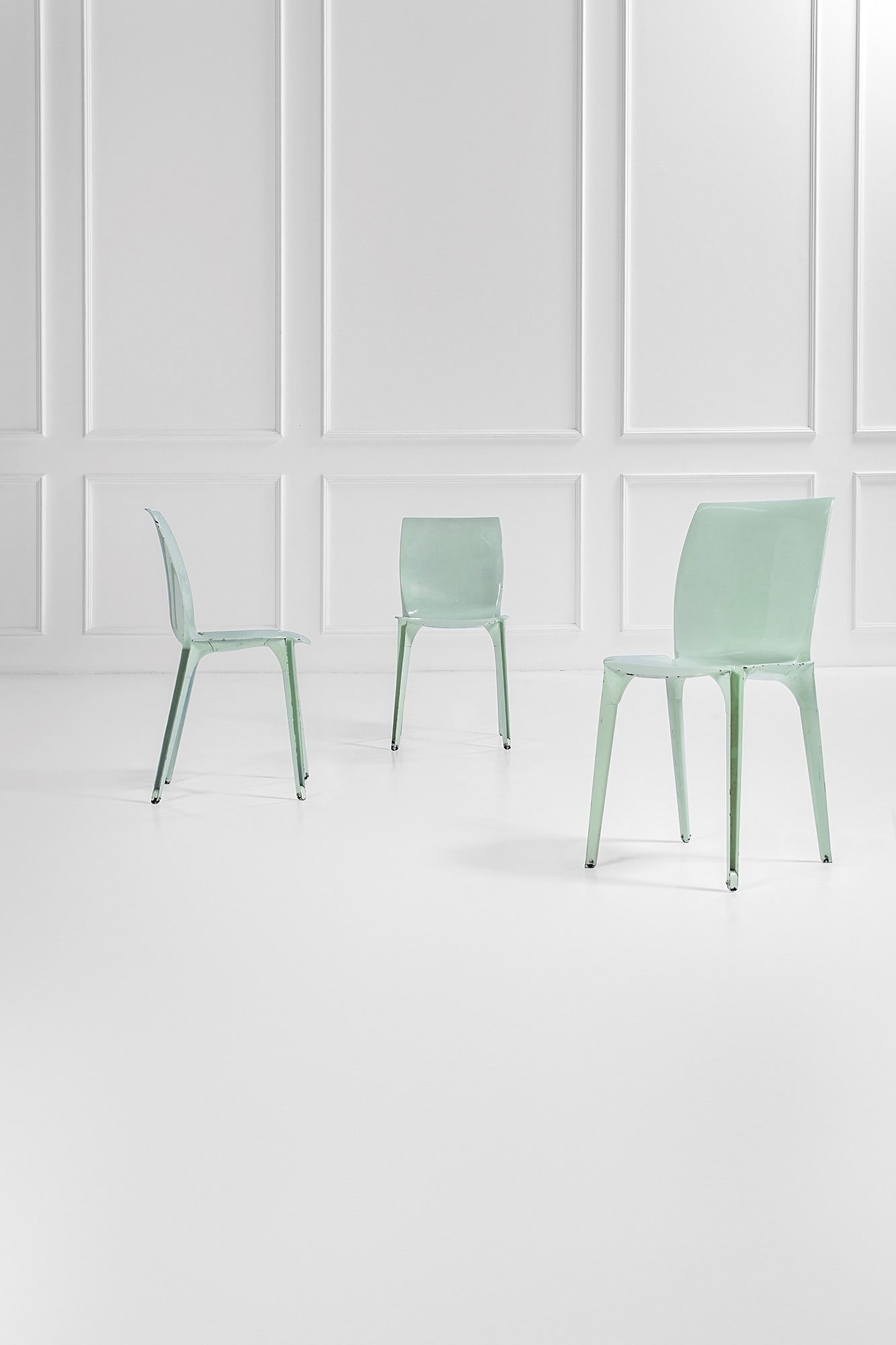 Marco Zanuso e Richard Sapper. Tre sedie mod. Lambda: Tre sedie mod. Lambda Lamiera stampata verniciata, puntali ad incastro. Prod. Gavina, 1964 ca. cm 78x40x46 Bibliografia: G. Gramigna, Repertorio del design italiano per l'arredamento domestico, 1950-