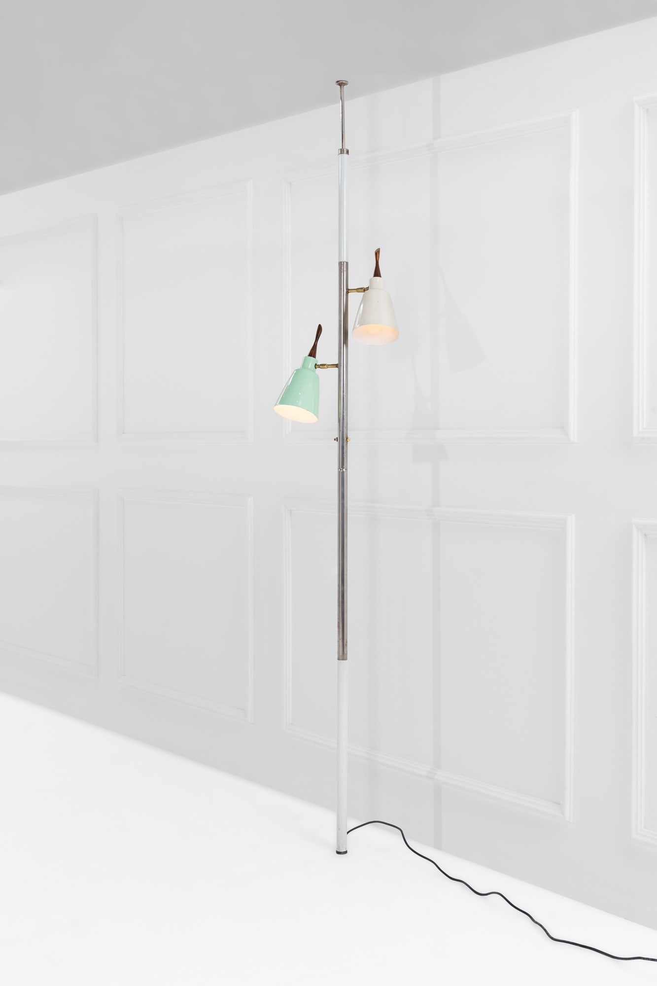 Lumen. Lampada cielo-terra: Lampada cielo-terraMetallo verniciato, metallo nichelato, ottone, legno.Prod. Lumen, 1950 ca.h variabile cm 217-240, cm 50x14