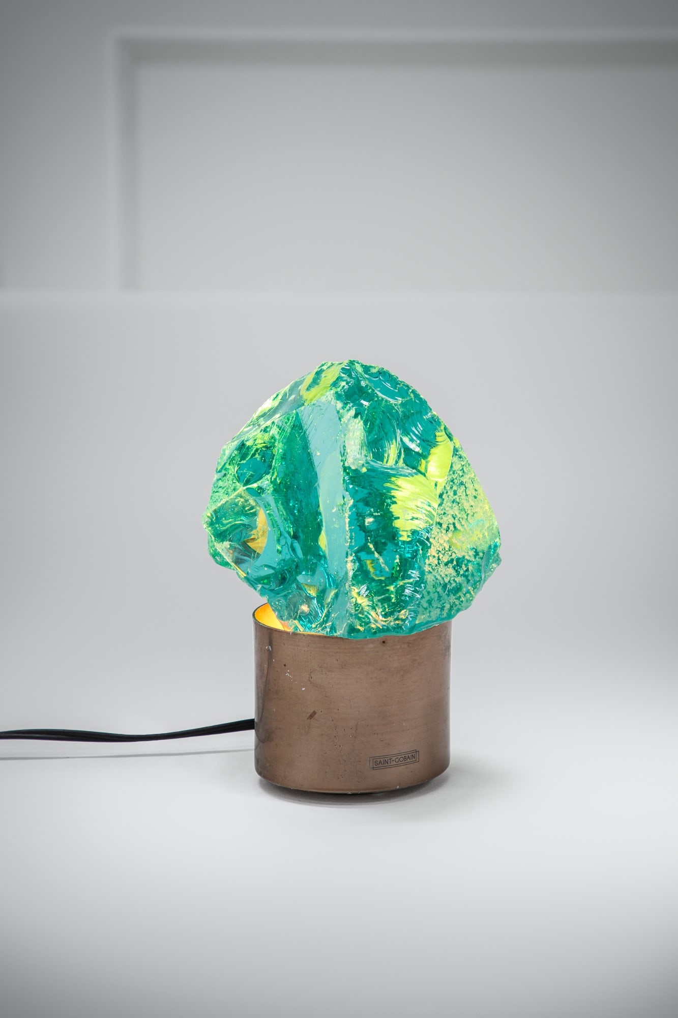 Max Ingrand. Scultura luminosa: Scultura luminosa Cristallo lavorato a spacco, metallo. Prod. Fontana Arte-Saint Gobain, 1960 ca. Saint Gobain stampato sul metallo. cm18x15x12 Bibliografia: Quaderni Fontana Arte, n. 3, 1968.