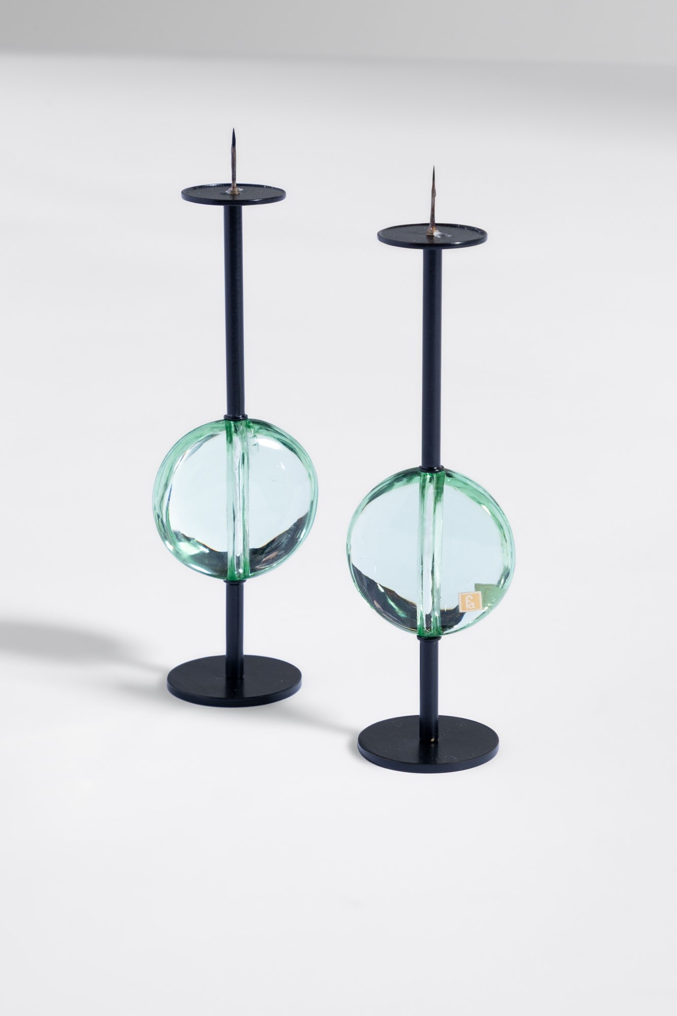 Max Ingrand. Due candelieri mod. 2008: Due candelieri mod. 2008 Metallo laccato nero, gemma di cristallo molato. Prod. Fontana Arte, 1960 ca. Etichetta del produttore. cm 19x5x4 Bibliografia: Quaderni Fontana arte n. 3, p. 42.