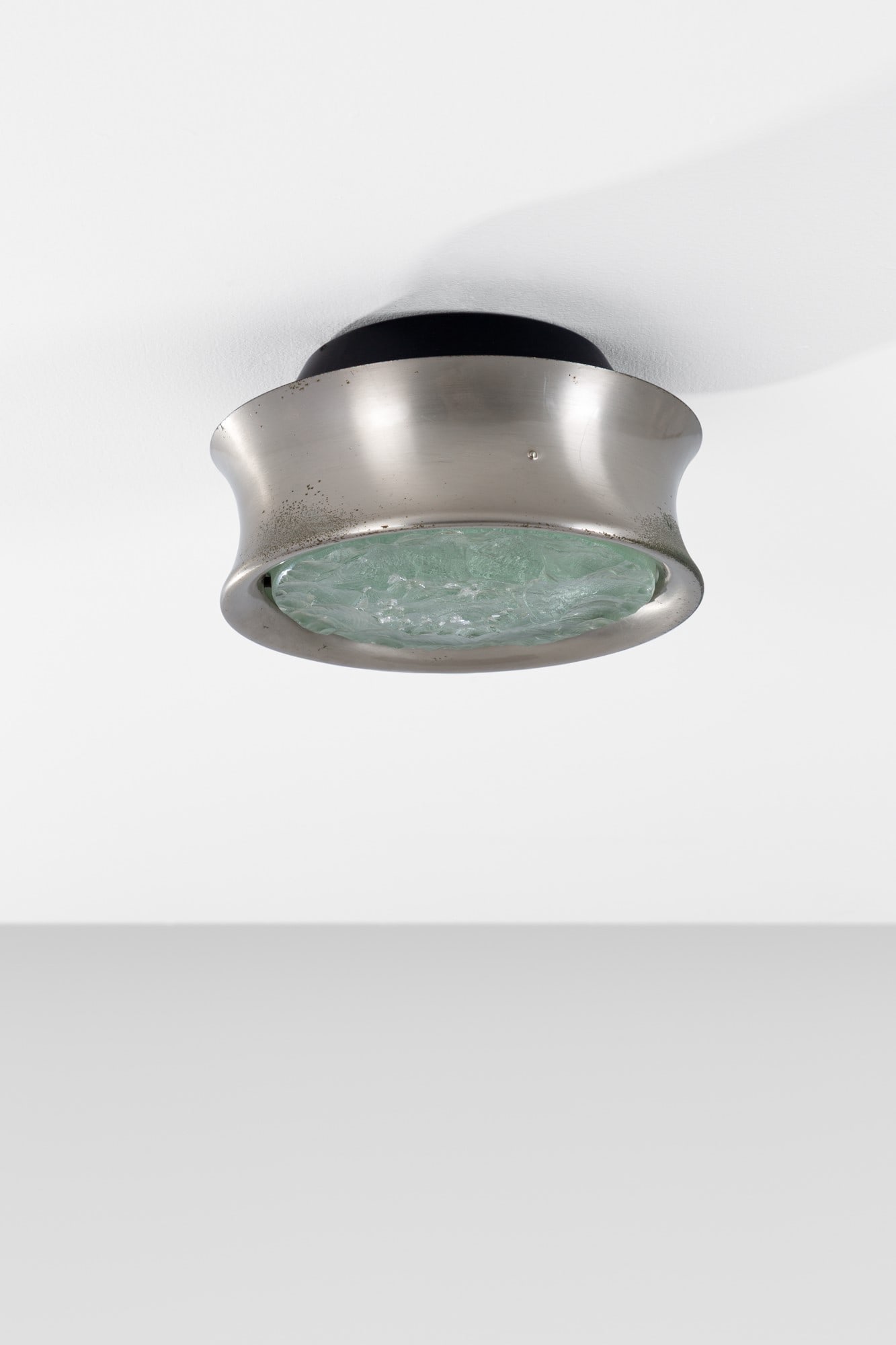 Max Ingrand. Lampada a plafone mod. 2319: Lampada a plafone mod. 2319 Cristallo molato a gemma, metallo nichelato, metallo verniciato. Prod. Fontana Arte, 1960 ca. h cm 11, diam. cm 22 Bibliografia: Quaderni di Fontana Arte n. 6, p. 70.