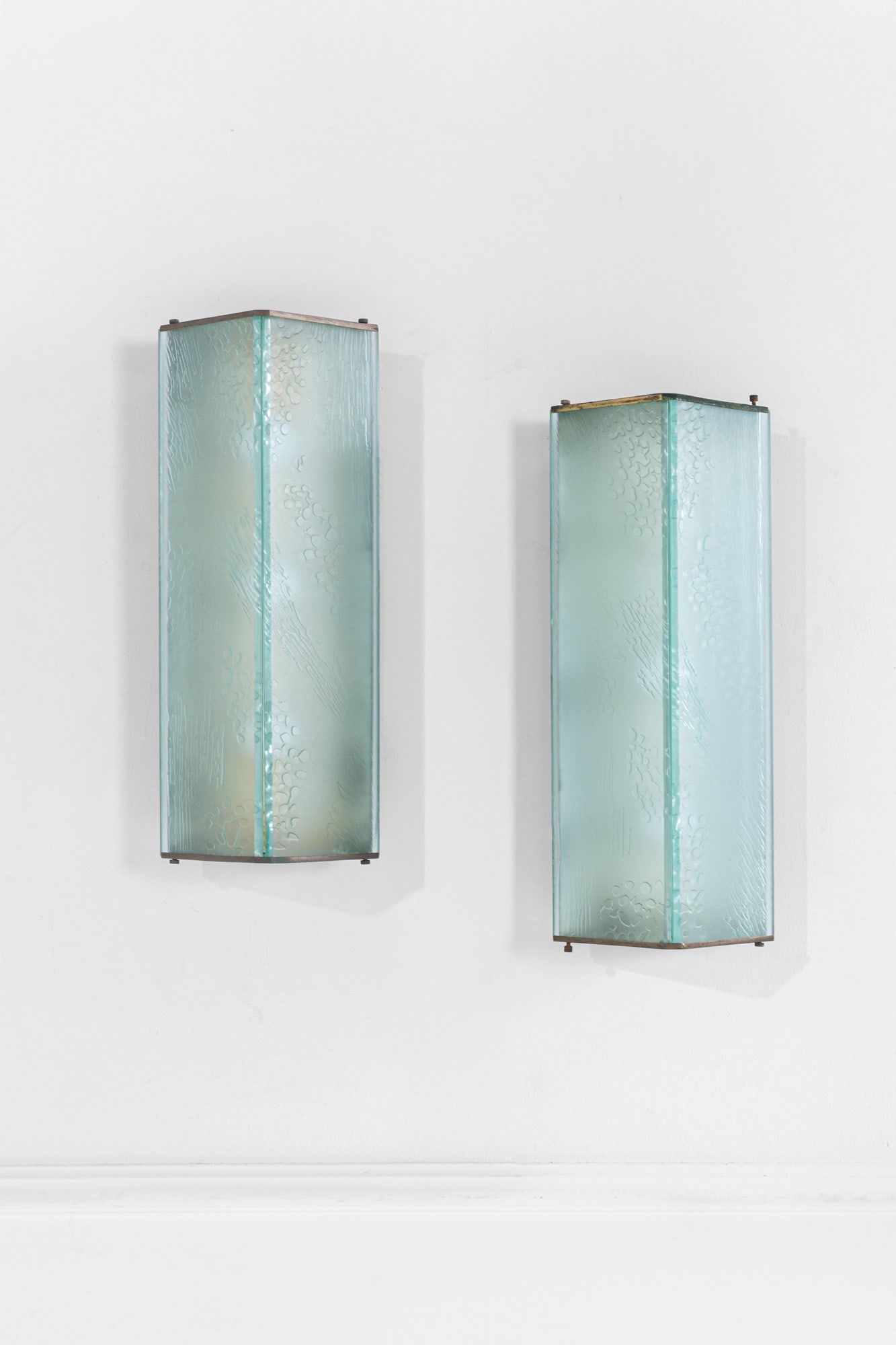 Max Ingrand. Due lampade da parete mod. 2051: Due lampade da parete mod. 2051 Ottone ossidato acciaio, cristallo con incisioni. Prod. Fontana Arte, 1960 ca. cm 46x18x15 Bibliografia: Quaderni Fontana Arte, n. 1, p. 58.