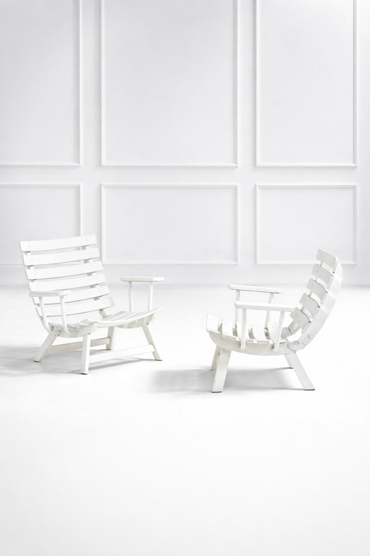 Carlo Hauner. Due poltrone da giardino: Due poltrone da giardino Legno laccato, metallo laccato. Prod. BFC, 1970 ca. cm 74x39x81 Bibliografia: F. Magnani, Vivere all'aperto, Minima Gorlich, Milano, 1972, ill.14.