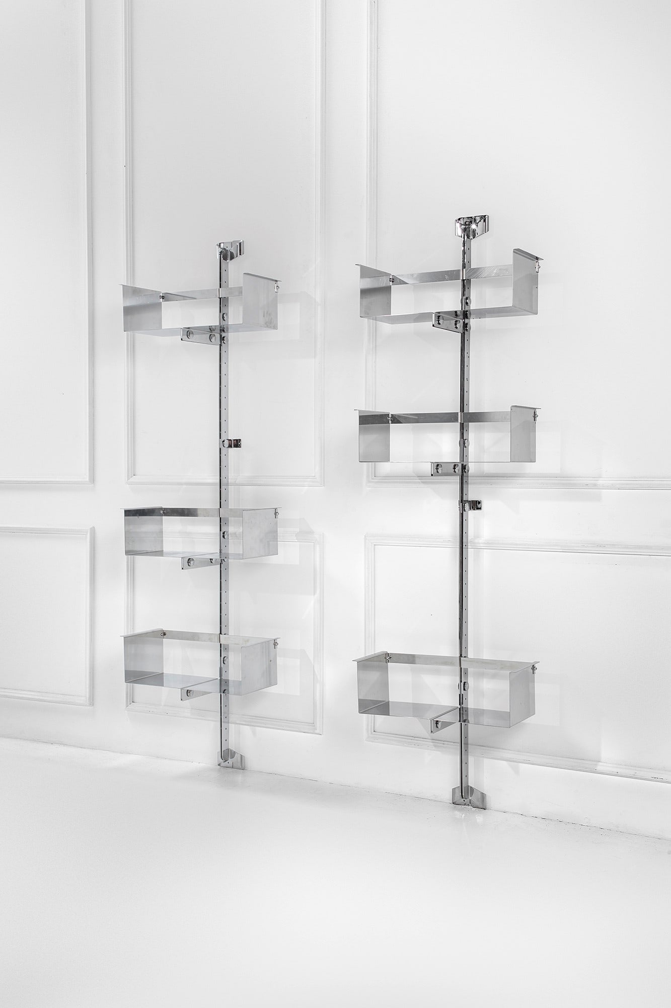 Vittorio Introini. Sistema libreria mod. P700, 2 moduli: Sistema libreria mod. P700, 2 moduli Acciaio cromato. Prod. La Proposals, 1969-70 cm 230x65x36 Bibliografia: k. Hiesinger, G. Marcus, Design since 1945, Rizzoli, 1983, p. 126D; Mosconi, Design Italia