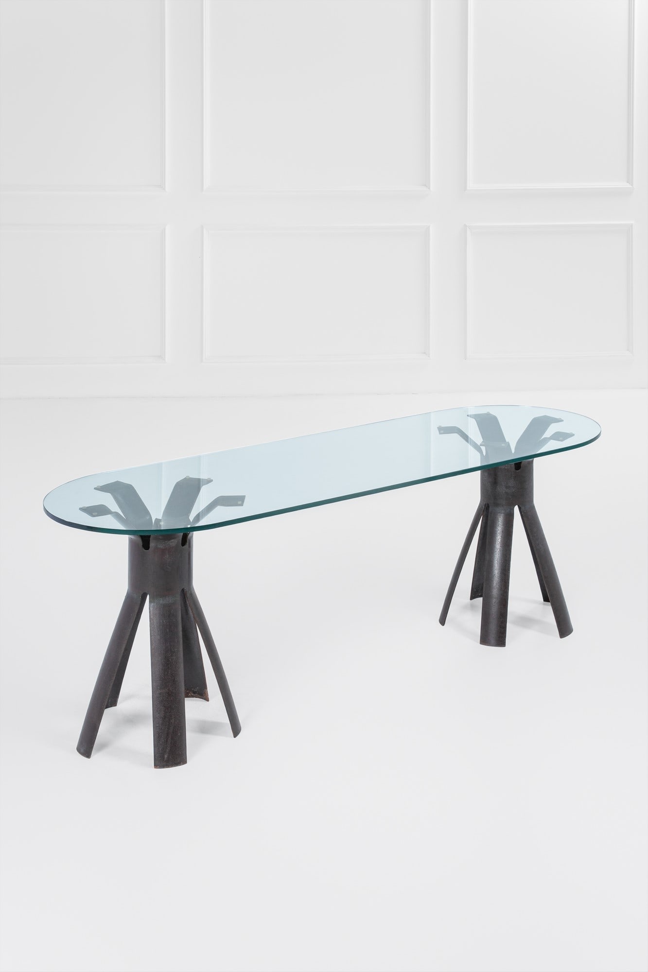 Angelo Mangiarotti. Console della serie Longobardo: Console della serie LongobardoFerro forgiato e verniciato, vetro trasparente.Prod. Skipper, 1970 ca.cm 72x210x70