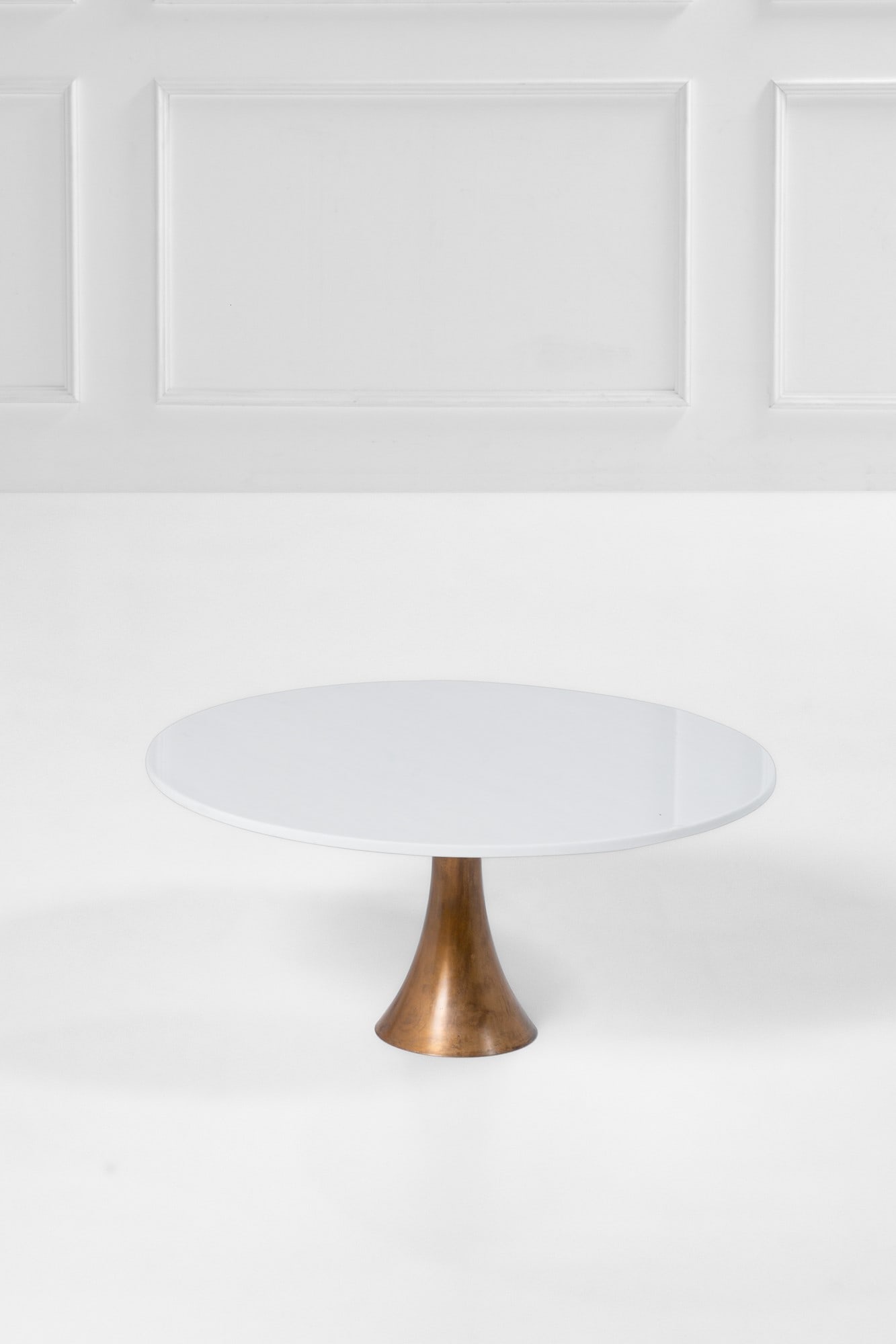 Angelo Mangiarotti. Tavolo basso: Tavolo basso Marmo, fusione di bronzo. Esecuzione Bernini in collaborazione con Fonderia Battaglia, 1960 ca. h cm 35, diam. cm 80 Bibliografia: Un tavolo in fonderia, in "Domus", n. 408, novembre 1963