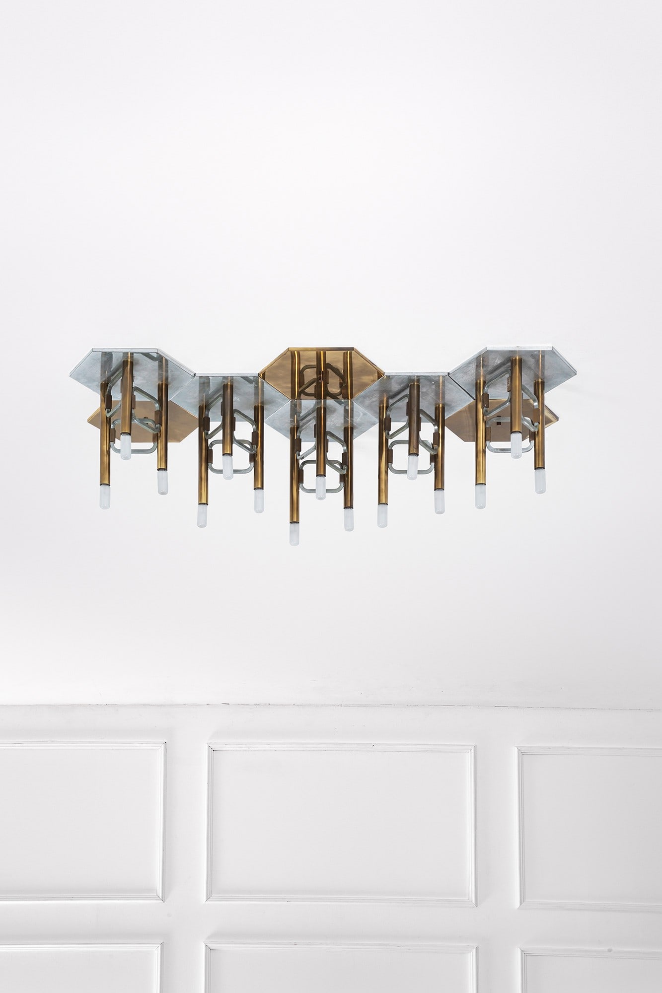 Sciolari. Lampadario modulare a plafone: Lampadario modulare a plafone Metallo cromato, metallo ottonato. Prod. Sciolari, 1970 ca. Singolo modulo cm 31x35x30