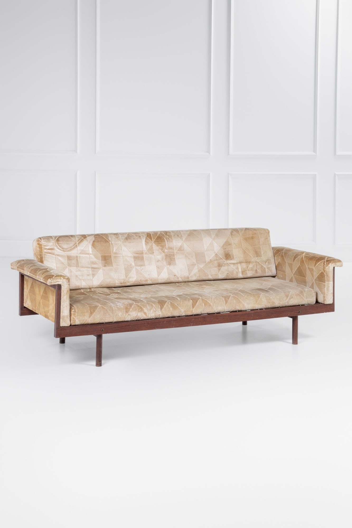 Kazuhide Takahama. Divano mod. Naeko (1 of 5)