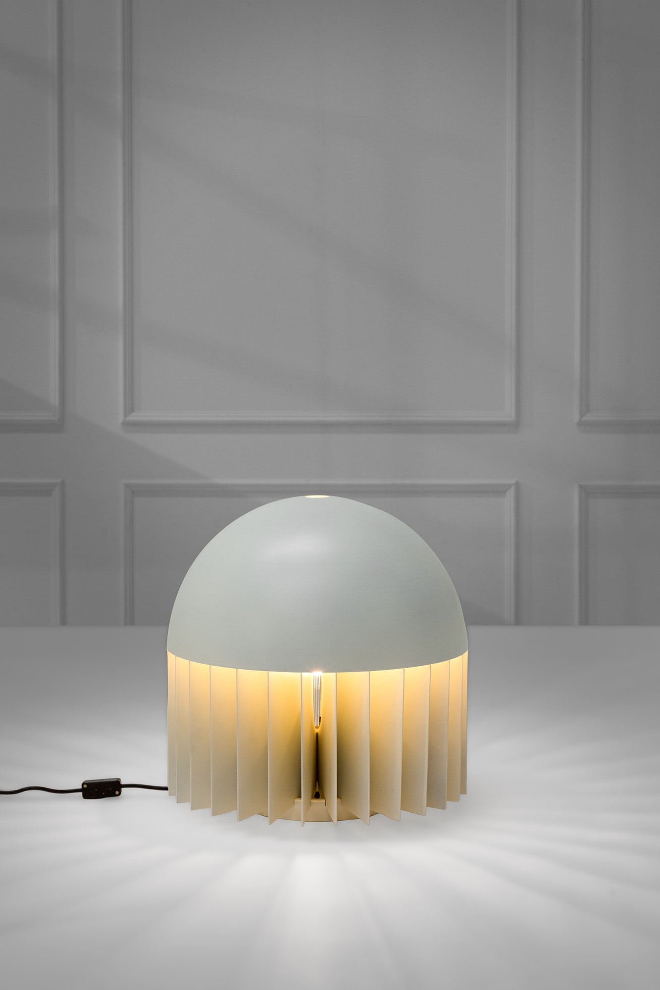 Giancarlo Mattioli. Lampada da tavolo mod. MT: Lampada da tavolo mod. MT Alluminio verniciato. Prod. Sirrah, 1969 ca. h cm 45, diam. cm 45 Bibliografia: G. Gramigna, Repertorio 1950-80, Mondadori, Milano 1985, p. 306.