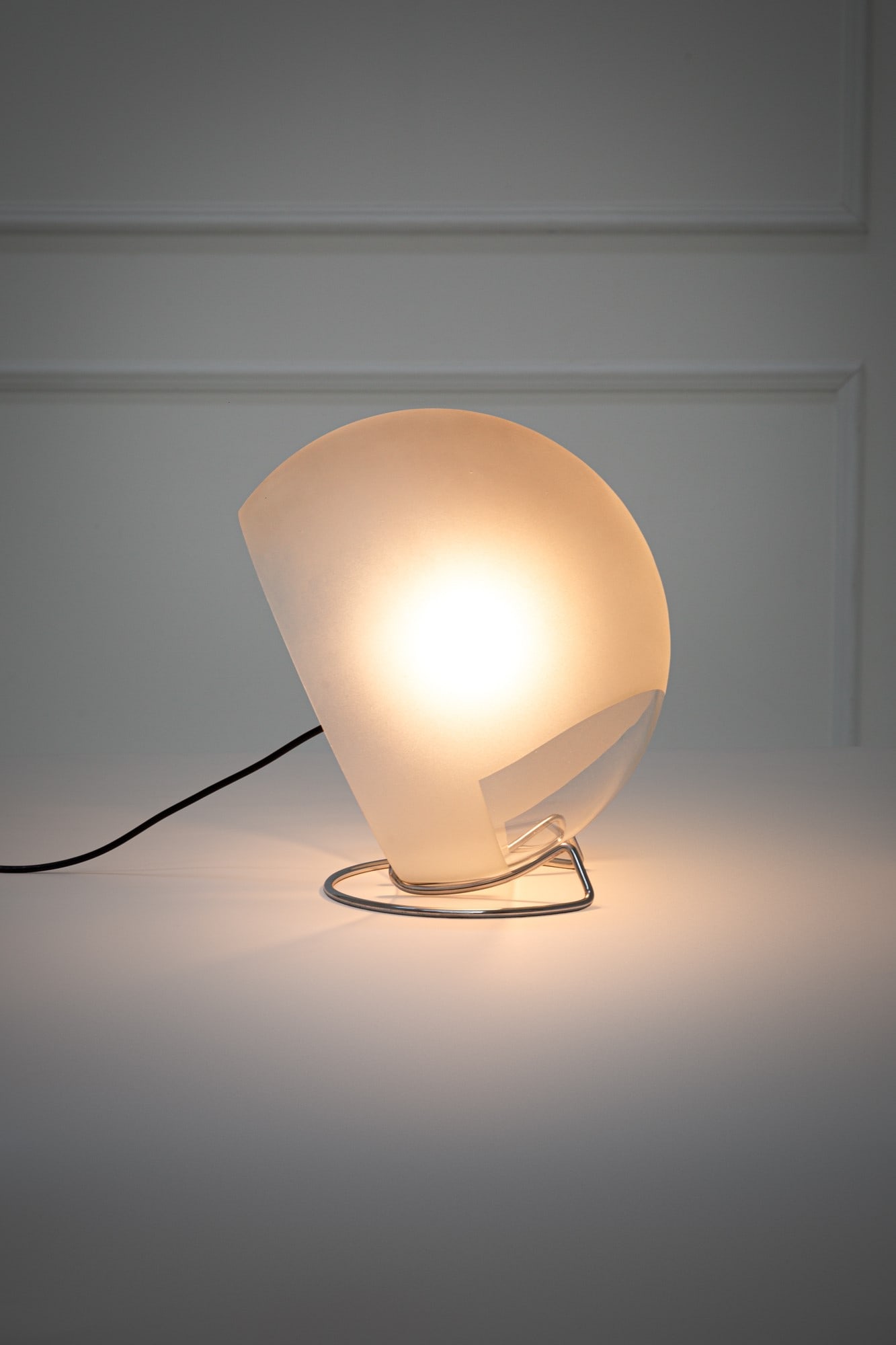 Umberto Riva. Lampada da tavolo mod. 2486: Lampada da tavolo mod. 2486 Vetro satinato con zona lucida, metallo cromato. Prod. Fontana Arte, 1968 ca. cm 30x30x28 Bibliografia: Catalogo Fontana Arte n. 3, 1968.