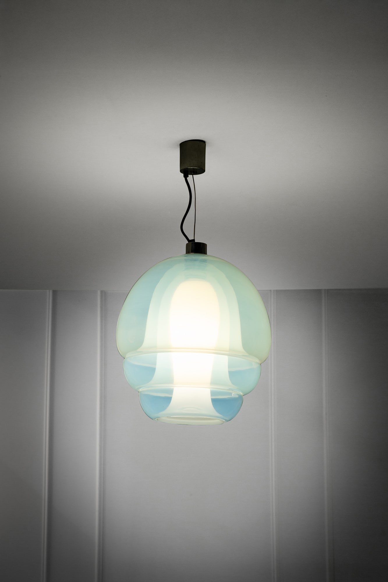 Carlo Nason. Lampada a sospensione mod. LS141: Lampada a sospensione mod. LS141 Vetro cristallo a bollicine, vetro lattimo, ottone. Prod. A.V. Mazzega, 1970 ca. h cm 74, diam. cm 38 Bibliografia: Catalogo A.V. Mazzega.