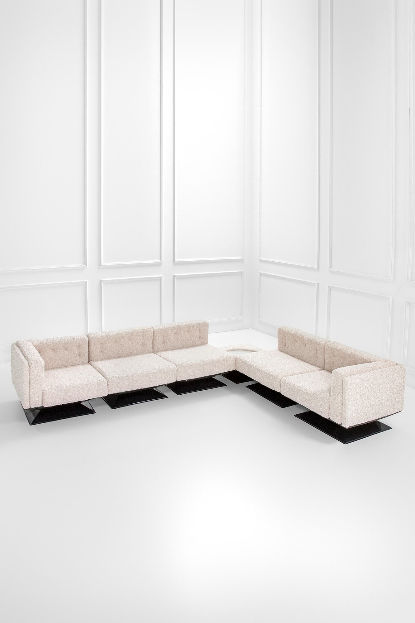 Luigi Pellegrin. Sistema di sedute componibile della serie Vignola: Sistema di sedute componibile della serie Vignola composto da cinque moduli di cui due con bracciolo e un tavolino con illuminazione. Legno, poliestere, tessuto bouclé. Prod. MIM, 1964 ca. Etichetta