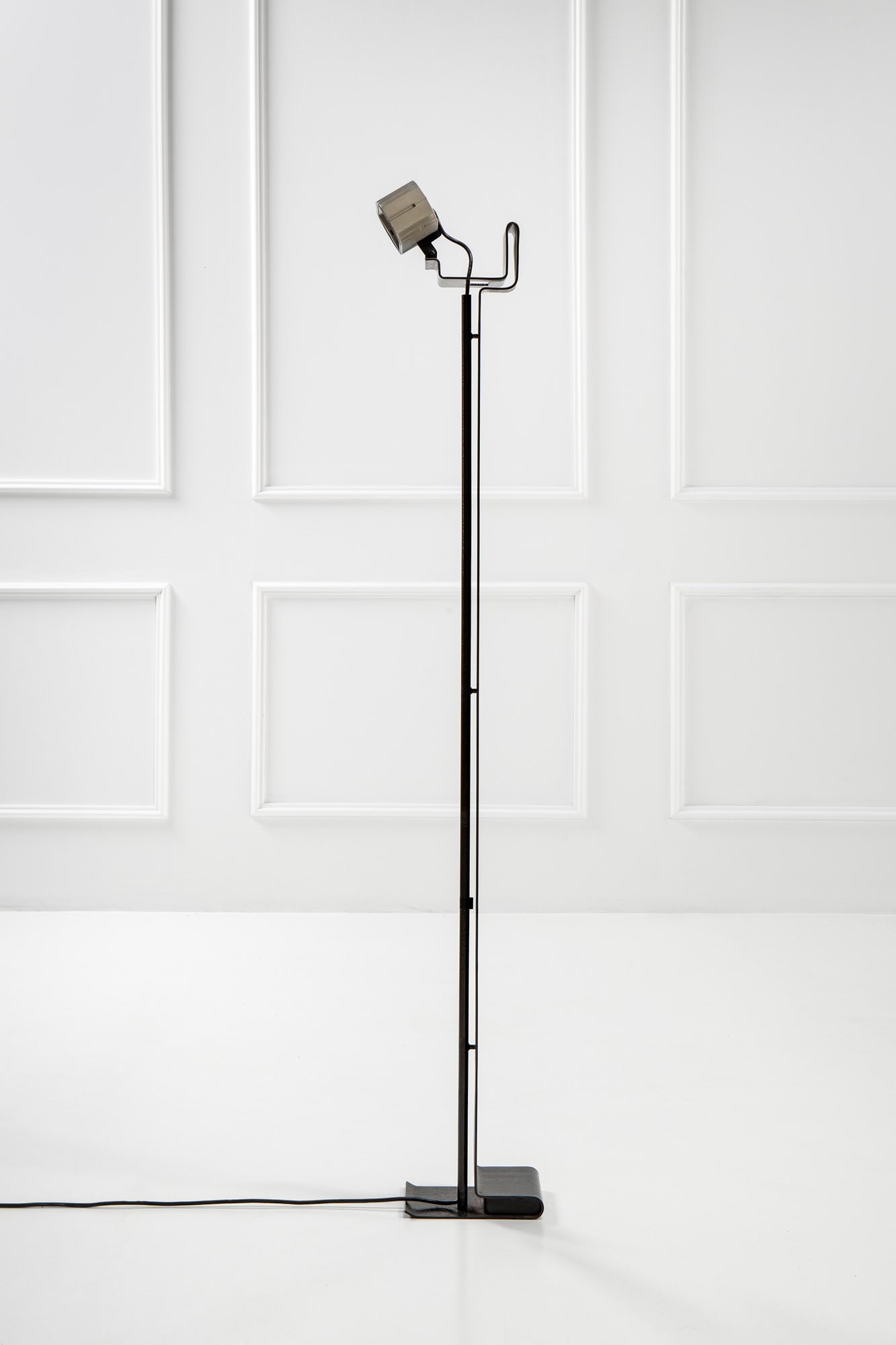 Luigi Caccia Dominioni. Lampada da terra Cobra: Lampada da terra Cobra Lastra di ferro forgiato a sviluppo continuo, ghisa. Prod. Azucena, 1974 ca. cm 168x24x18 Bibliografia: Domus, n. 793, gennaio 1991, inserto speciale.