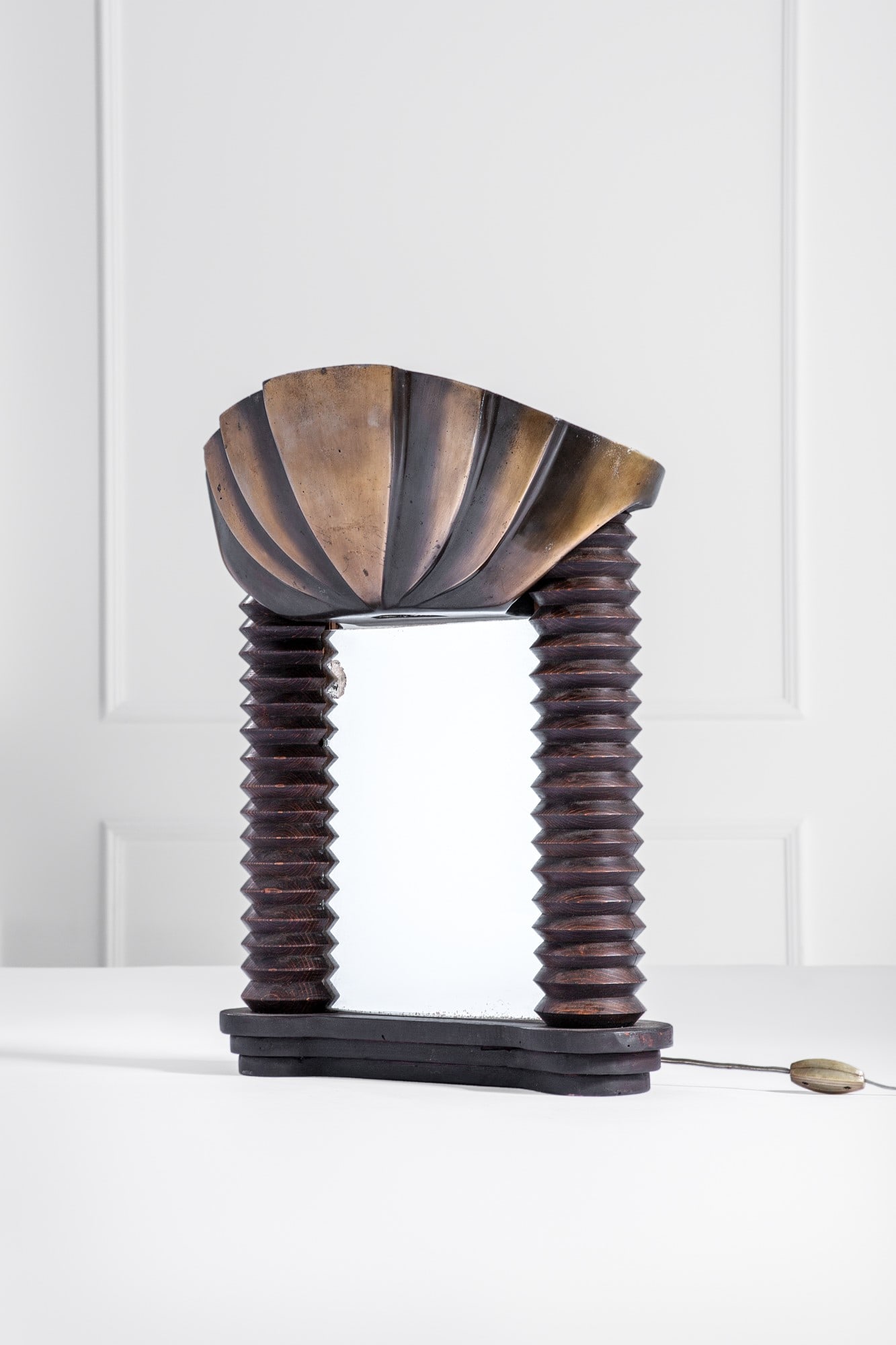 Specchio da tavolo con illuminazione integrata: Specchio da tavolo con illuminazione integrata Legno tornito, ottone, vetro specchiato. Francia, 1940 ca. cm 53x40x19