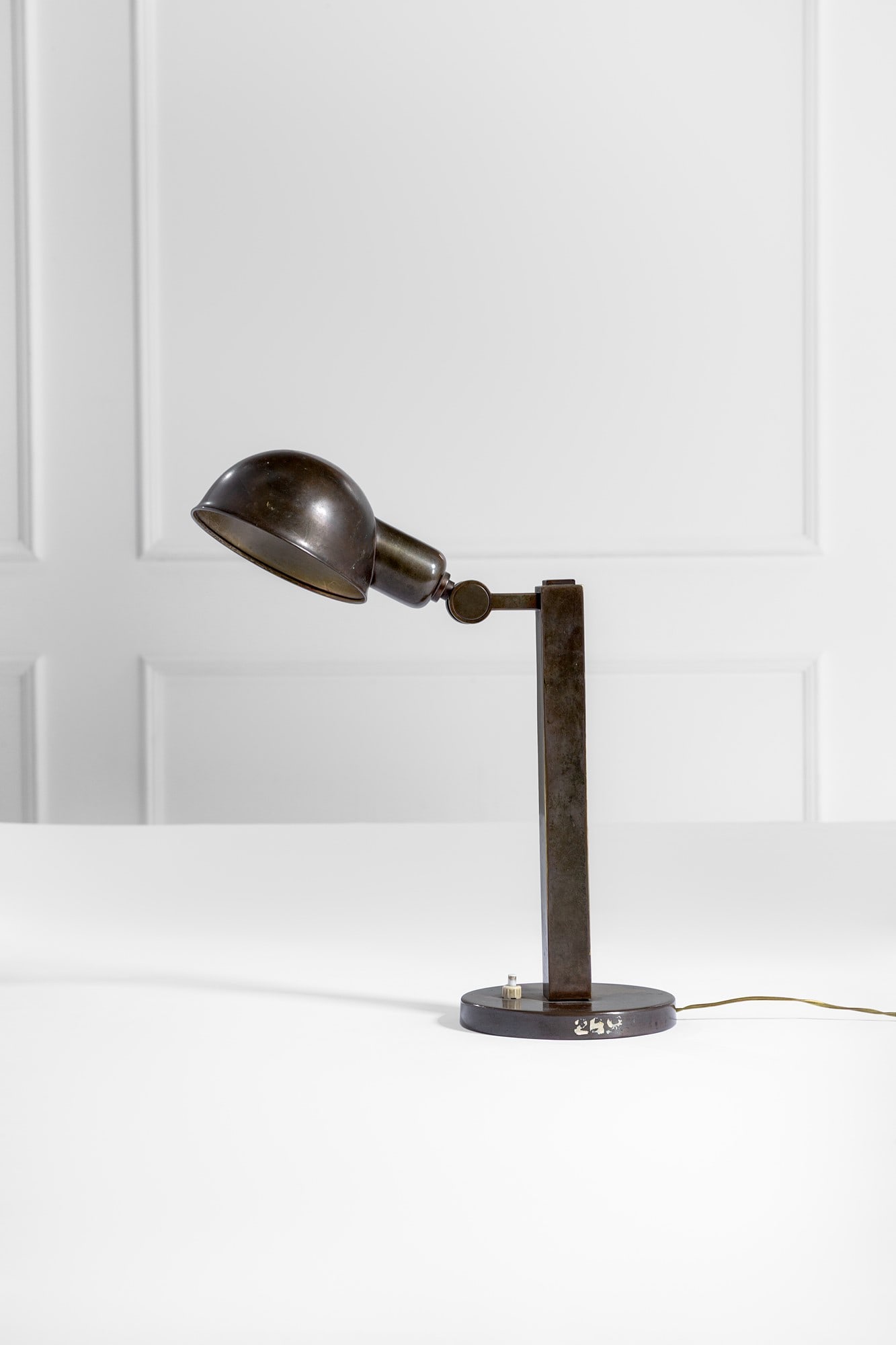 Lampada da tavolo orientabile: Lampada da tavolo orientabile Metallo nichelato. 1940 ca. h variabile cm 34-47, prof. variabile cm 23-34