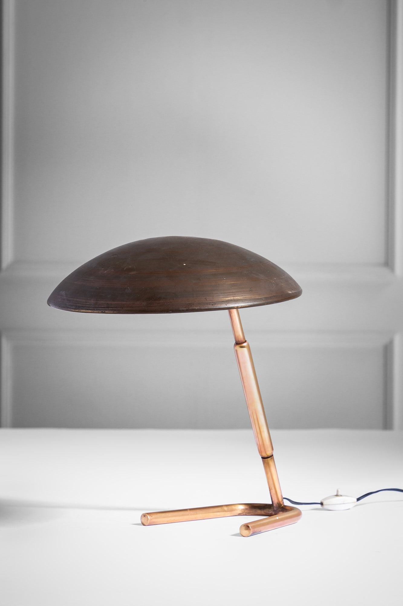 Giuseppe Ostuni (attr.). Lampada da tavolo: Lampada da tavolo Ottone lucido, ottone. 1940 ca. cm 36x34x30