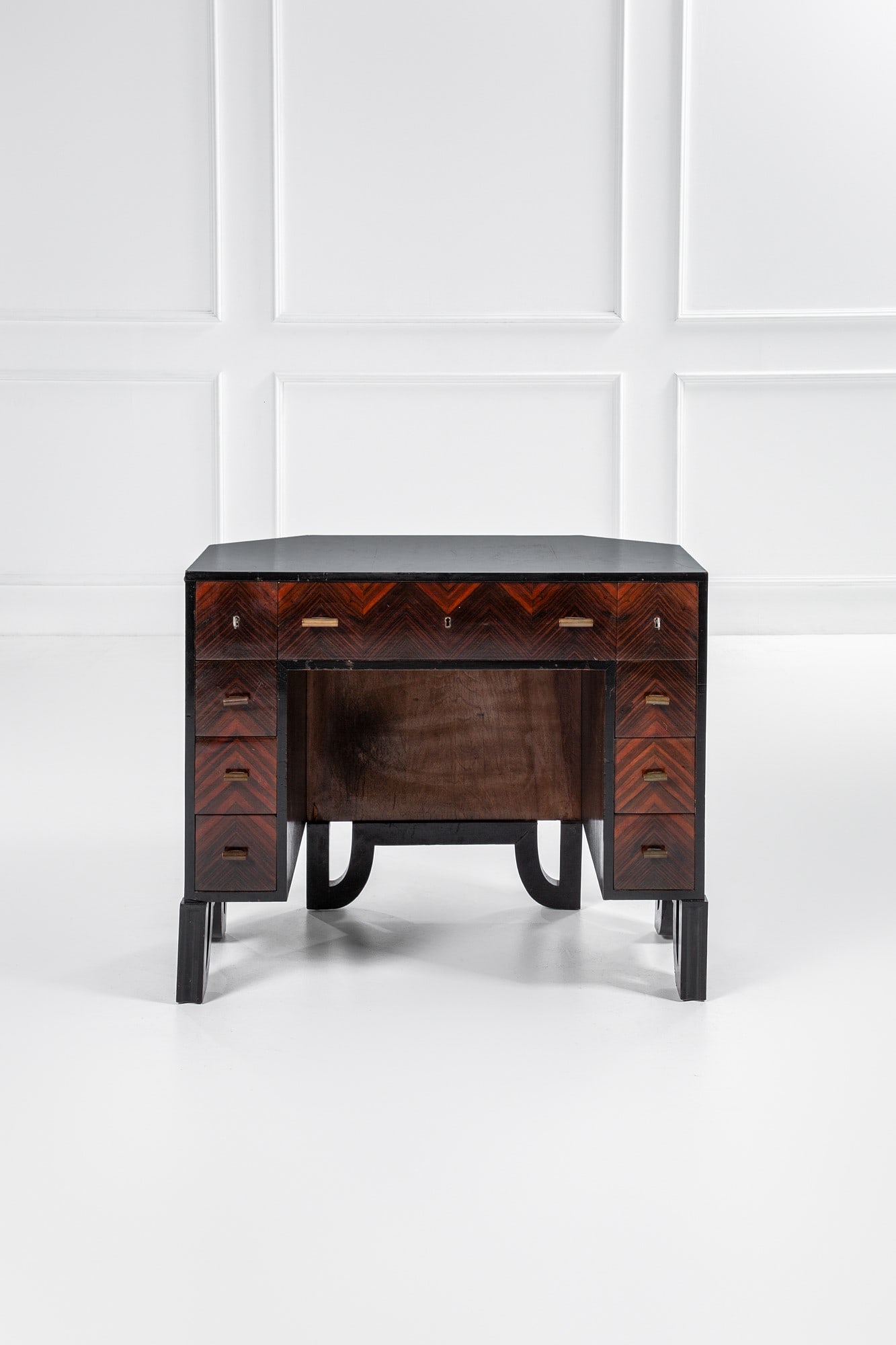 Scrittoio: Scrittoio Legno ebanizzato scanalato, legno impiallacciato, ottone. 1930 ca. cm 82x100x65