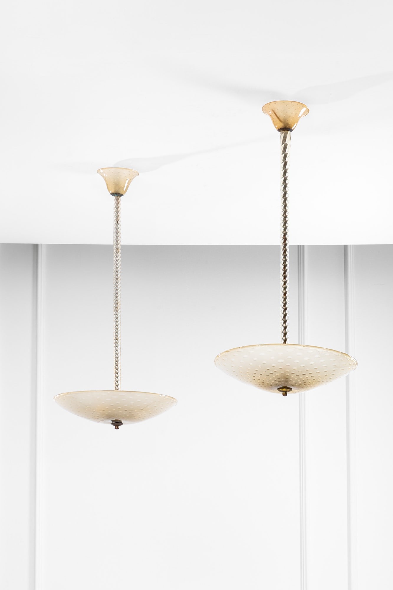 Barovier & Toso. Due lampade a sospensione: Due lampade a sospensione Vetro di Murano colorato a bollicine, vetro a torchon, ottone. Prod. Barovier & Toso, 1930 ca. h cm 104, diam. cm 50