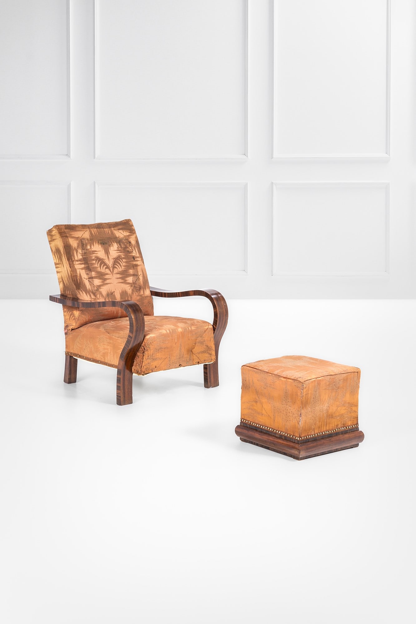 Poltrona con poggiapiedi: Poltrona con poggiapiedi Legno sagomato e impiallacciato, tessuto d'epoca. 1930 ca. Poltrona cm 95x74x84, poggiapiedi cm 40x44x43