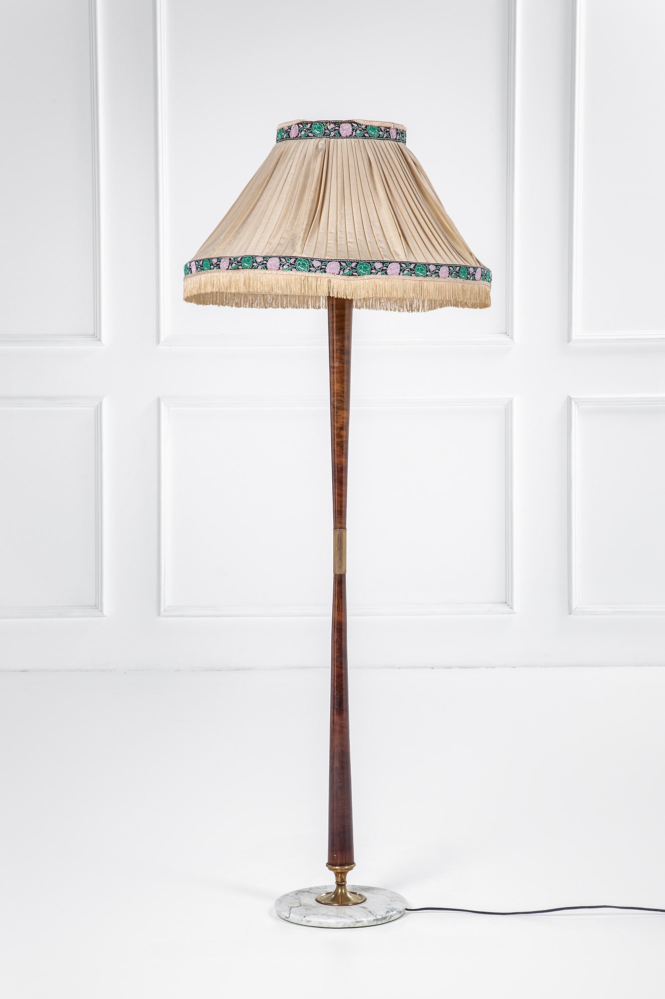 Stilnovo (attr.). Lampada da terra: Lampada da terra Legno tornito, ottone, tessuto, marmo. 1950 ca. h cm 175, diam. cm 67