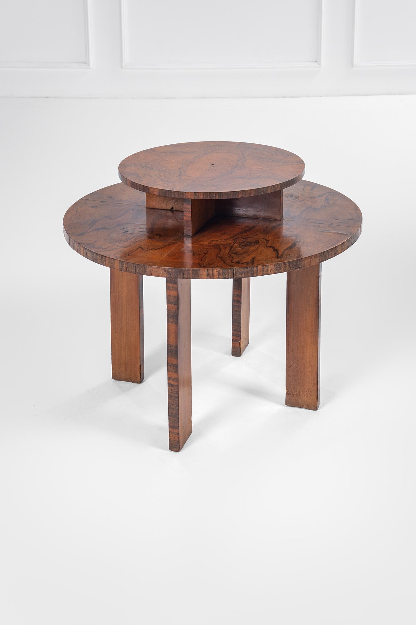 Tavolino a due piani: Tavolino a due piani Legno impiallacciato, radica. 1930 ca. h cm 67, diam. cm 80