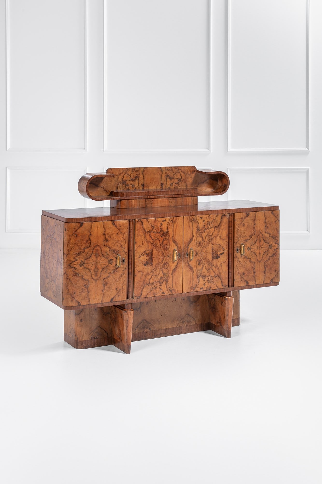Cabinet con alzata: Cabinet con alzata Legno impiallacciato, radica, ottone lucido. 1930 ca. cm 126x180x54