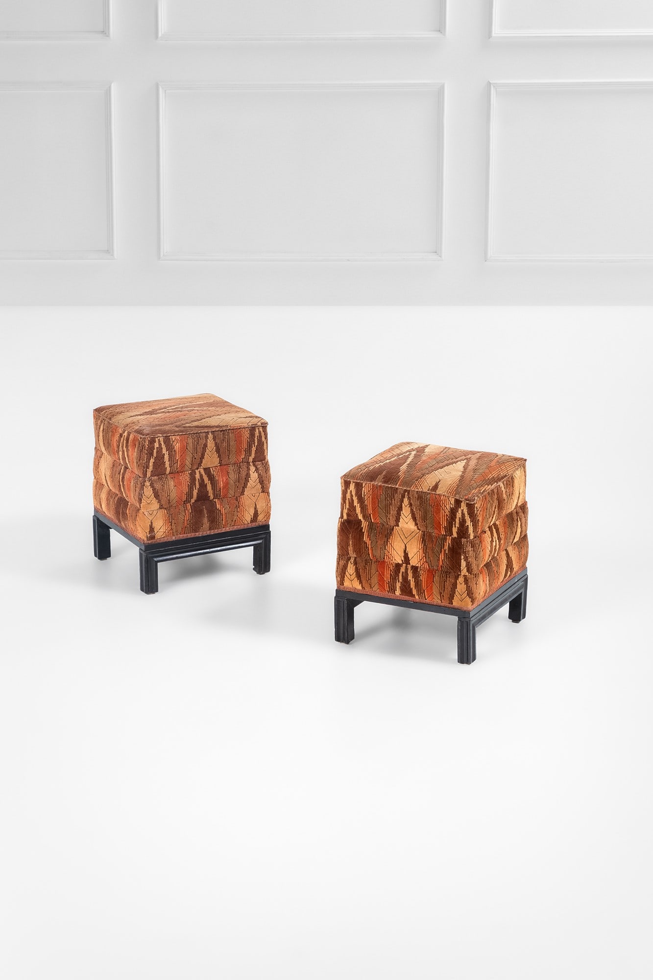 Due pouf: Due pouf Legno ebanizzato scanalato, tessuto d'epoca. 1930 ca. cm 47x41x41