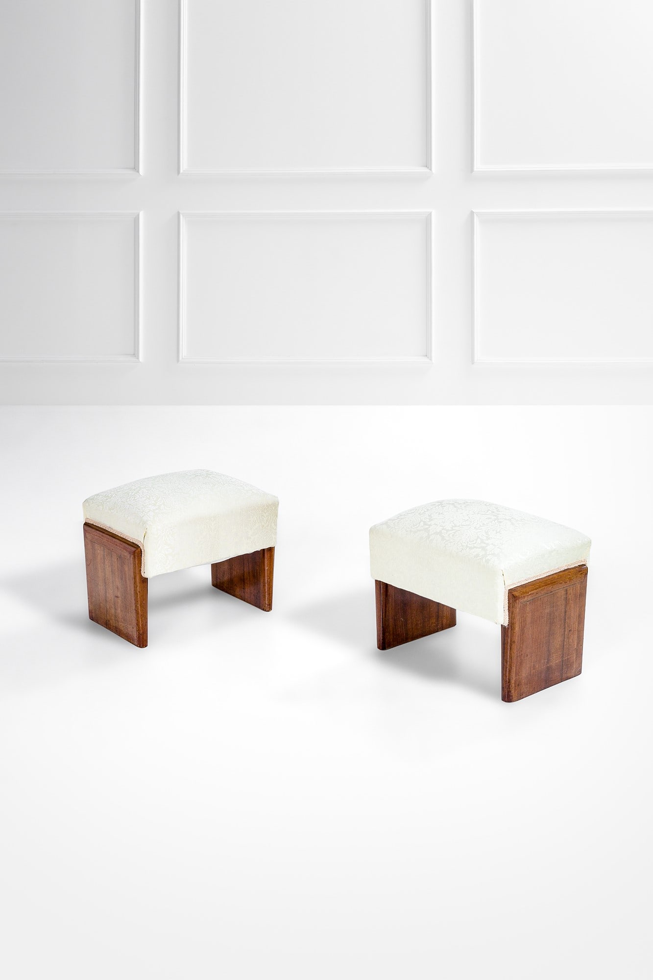 Due sgabelli déco: Due sgabelli déco Legno impiallacciato, tessuto. 1930 ca. cm 40x47x36