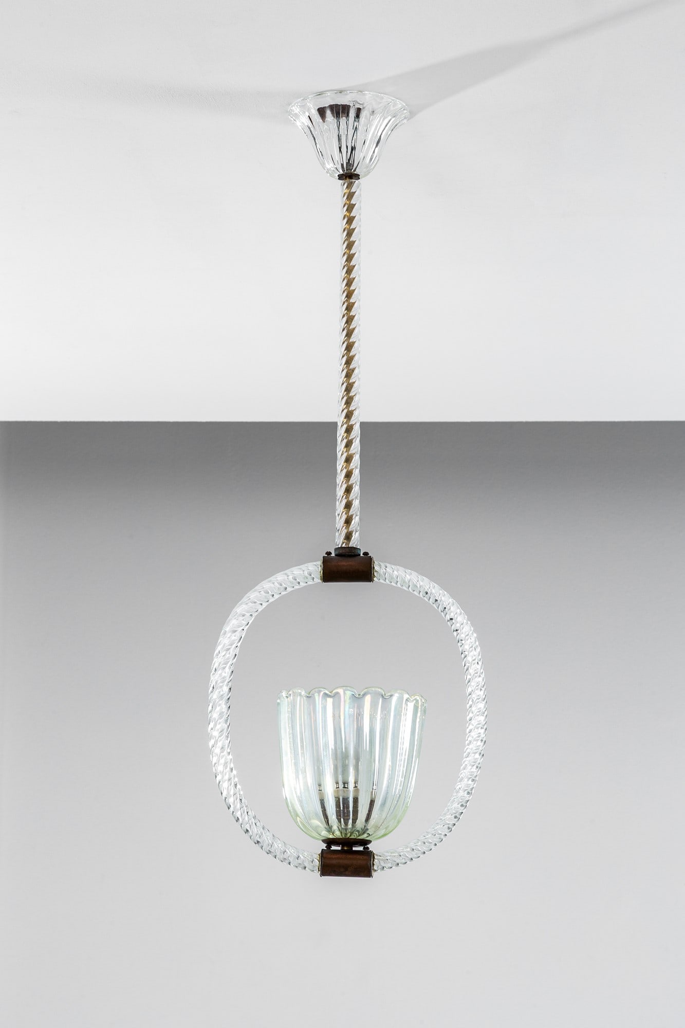 Barovier & Toso. Lampadario: Lampadario Vetro cordonato, vetro costolato fortemente iridato, ottone. Prod. Barovier & Toso, 1940 ca. cm 81x29x15