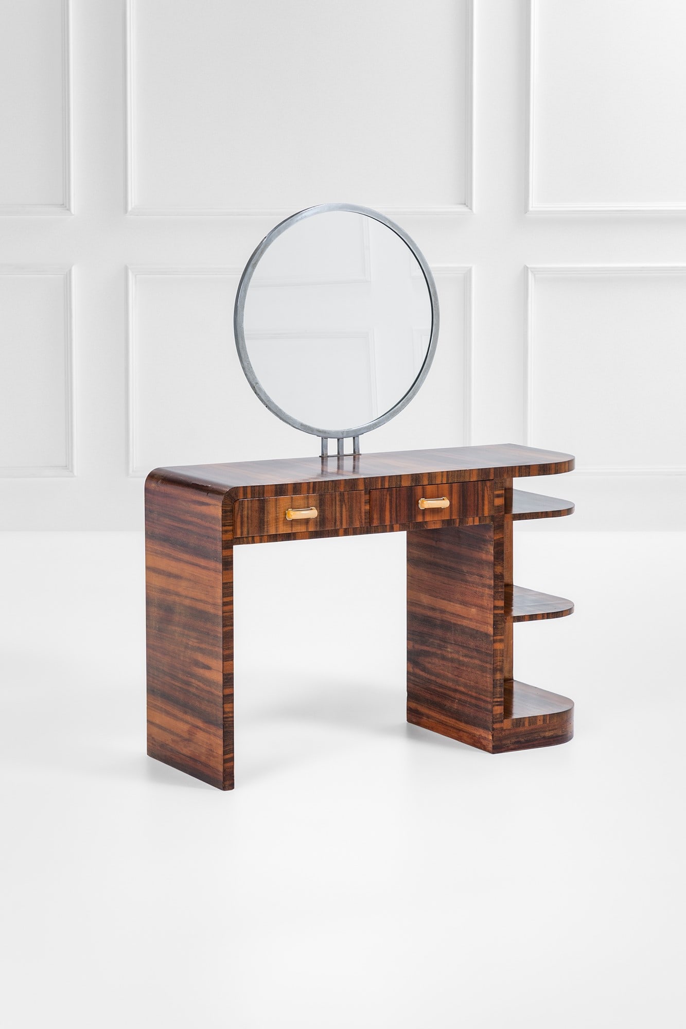Mobile da toeletta: Mobile da toeletta Legno impiallacciato, metallo nichelato, bachelite, vetro specchiato. 1930 ca. cm 139x110x42