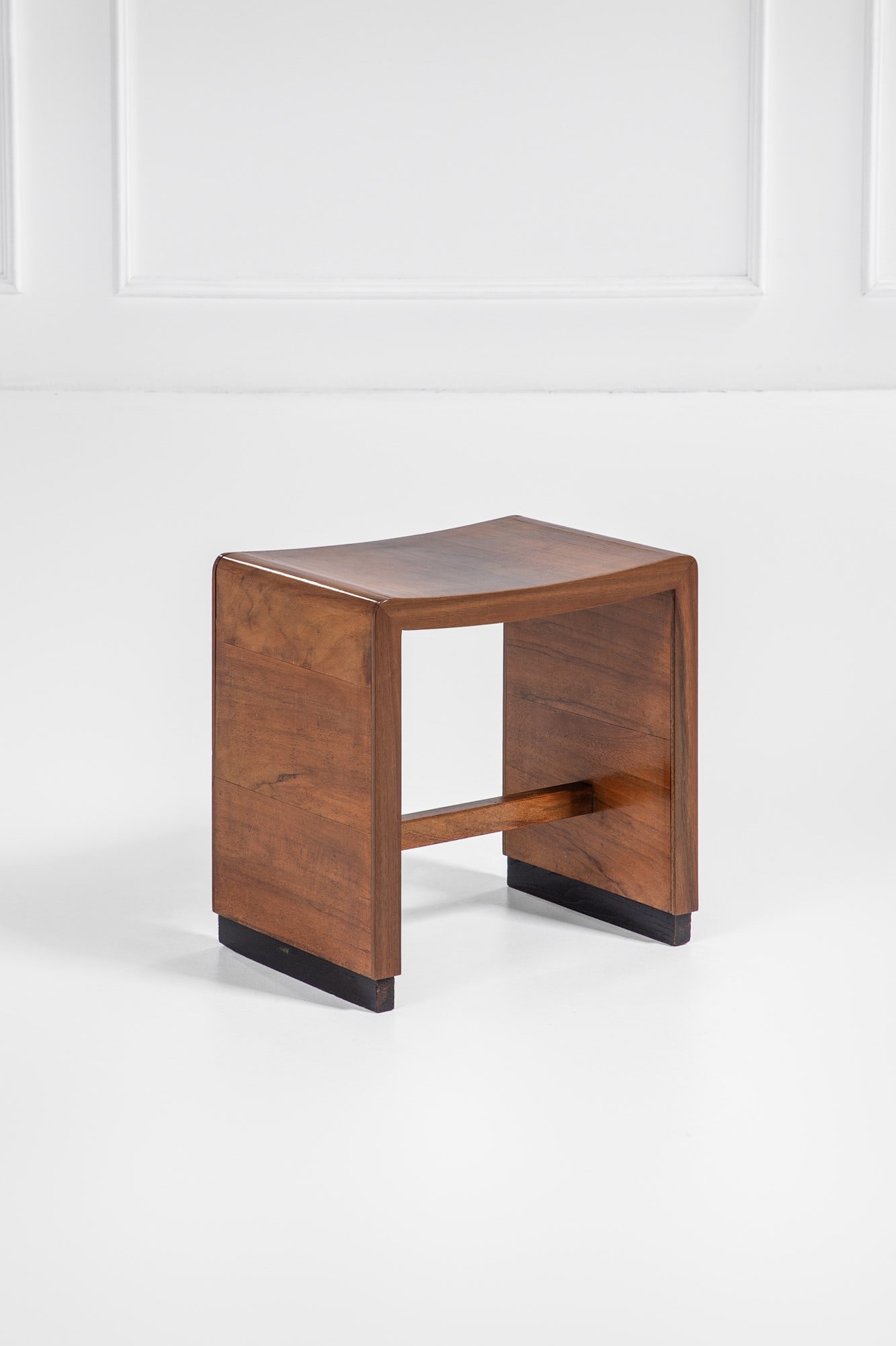 Gio Ponti, nel gusto di. Sgabello: Sgabello Legno impiallacciato, legno tinto, legno massello. 1940 ca. cm 44x45x31