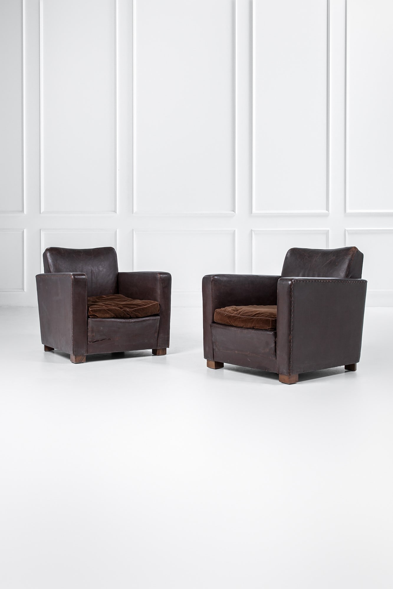 Guglielmo Ulrich (attr.). Due poltrone: Due poltrone Legno massello sagomato, pelle. 1940 ca. cm 78x79x85
