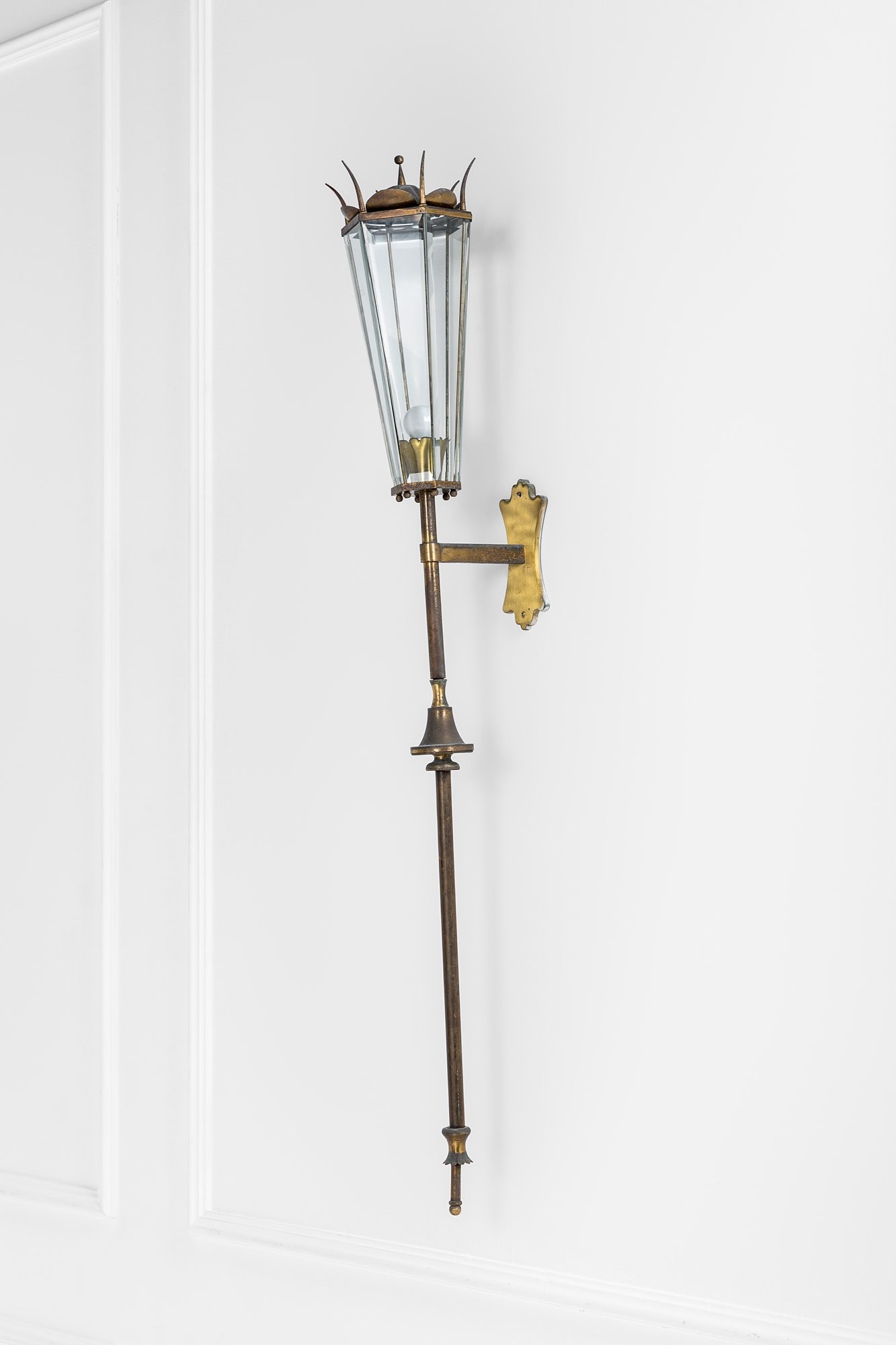 Guglielmo Ulrich, nel gusto di. Grande lampada da parete: Grande lampada da parete Ottone lucido, cristallo molato. 1940 ca. cm 135x18x27