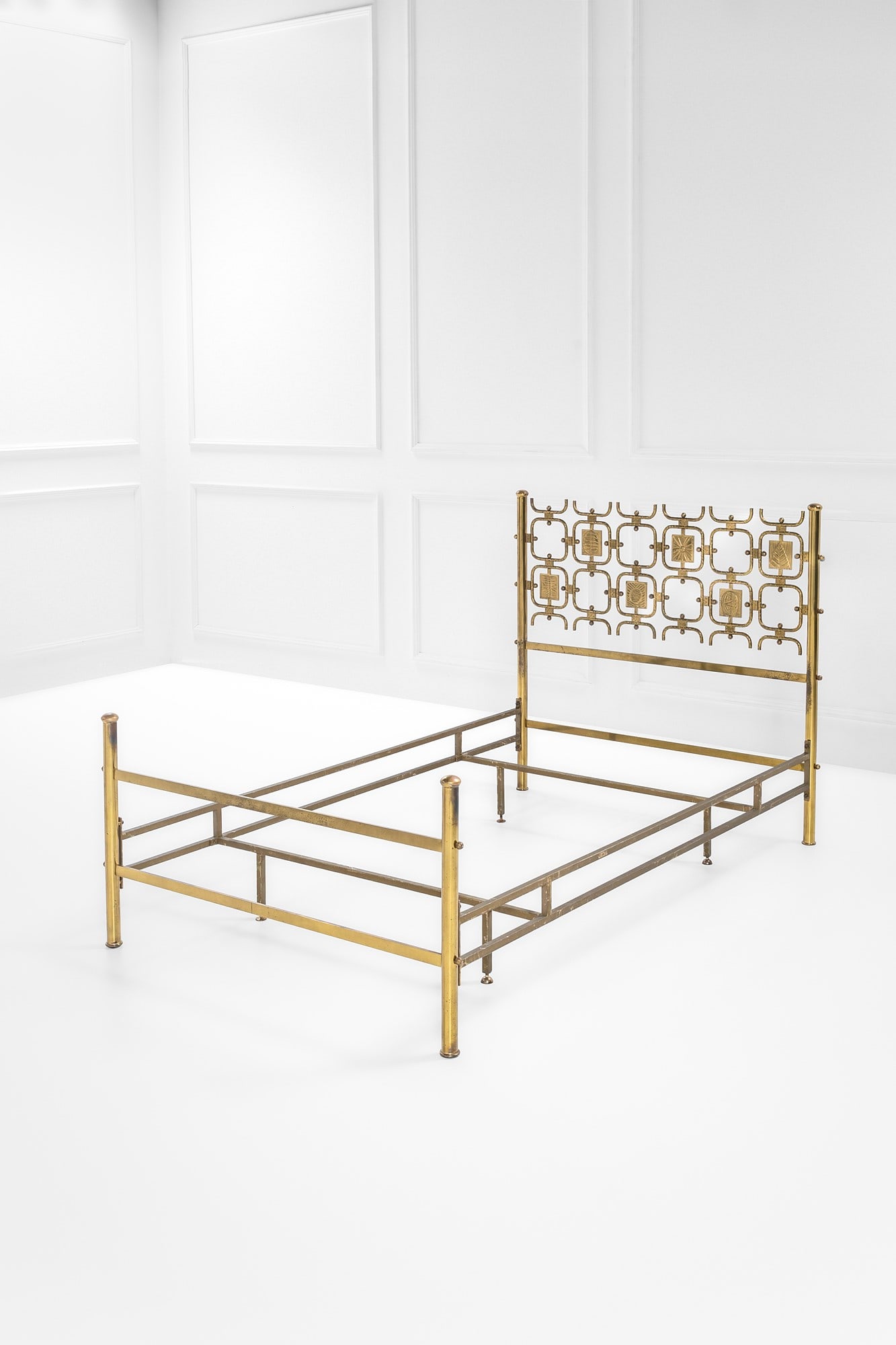 Osvaldo Borsani - Arnaldo Pomodoro. Letto a due piazze: Letto a due piazze Fusione di bronzo, ottone. Prod. Arredamenti Borsani Varedo, 1958 ca. cm 118x126x207, misure interne cm 117x201 Bibliografia: G. Bosoni, Osvaldo Borsani architetto designer imprendi