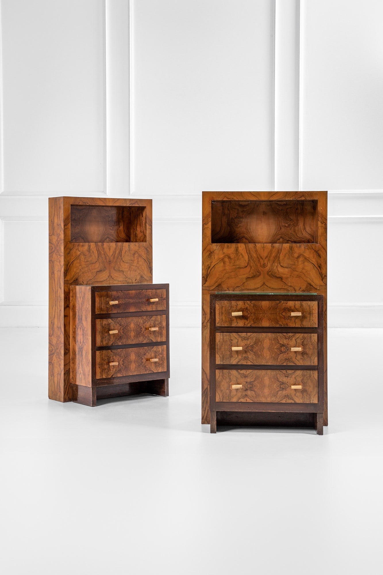 Due grandi comodini attrezzati: Due grandi comodini attrezzati Legno tinto, legno impiallacciato in radica, legno massello, cristallo, bachelite, vetro specchiato. 1930 ca. cm 107x58x40