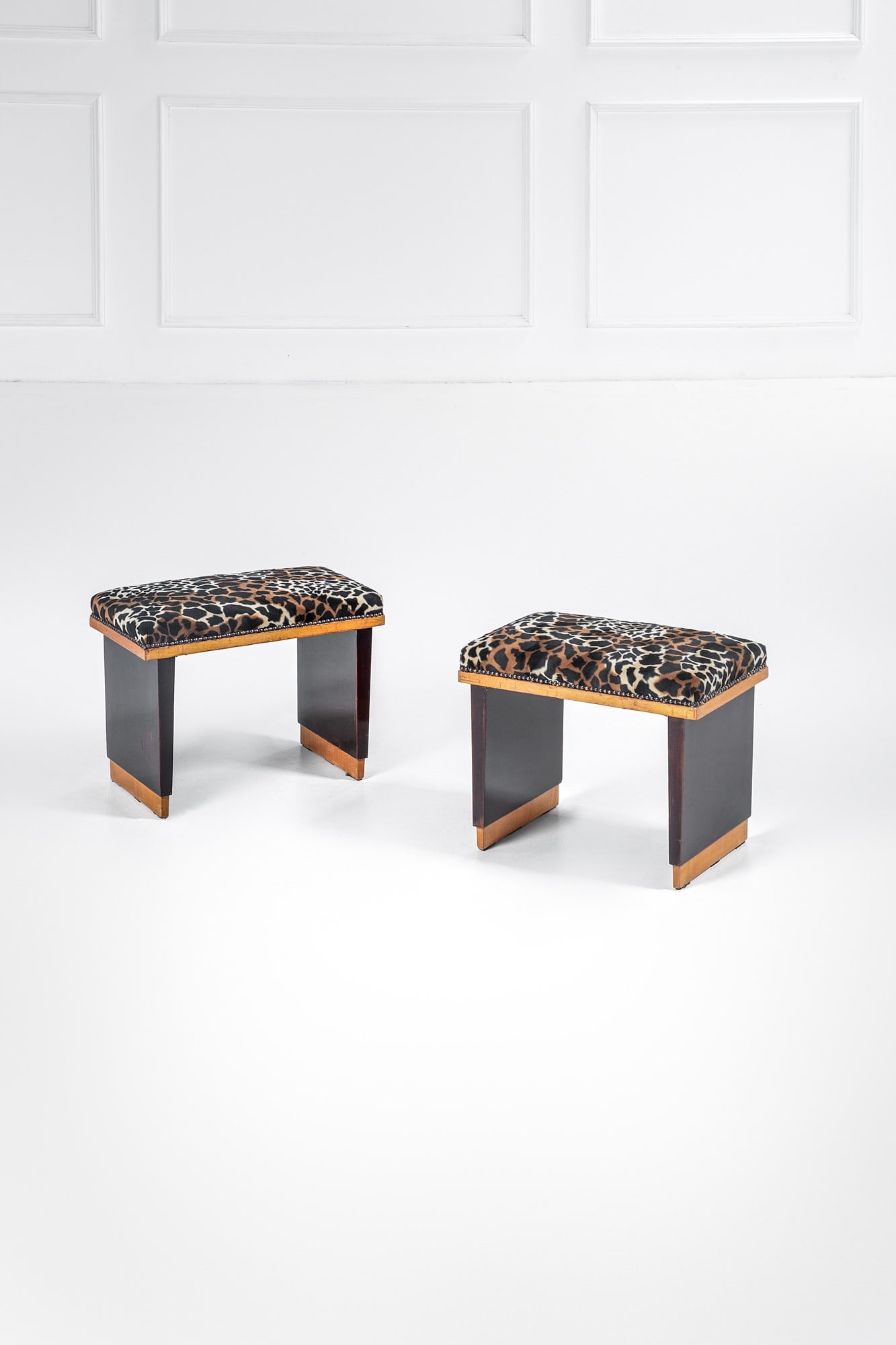 Due sgabelli déco: Due sgabelli déco Legno tinto, legno massello, tessuto animalier. 1930 ca. cm 45x56x33