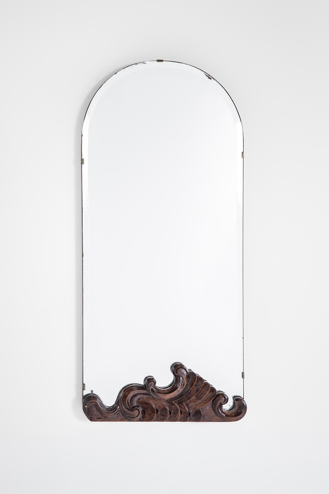 Specchiera: Specchiera Legno scolpito, vetro specchiato. 1940 ca. cm 10x45x6