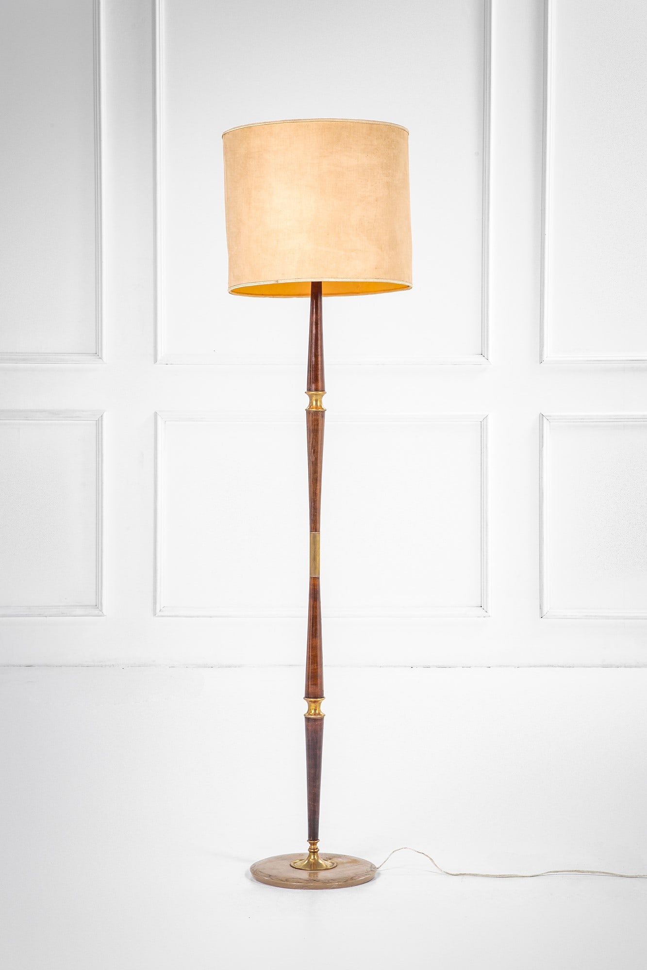 Lumi (attr.). Lampada da terra: Lampada da terra Legno tornito, ottone, tessuto, marmo. 1950 ca. h cm 172, diam. cm 44