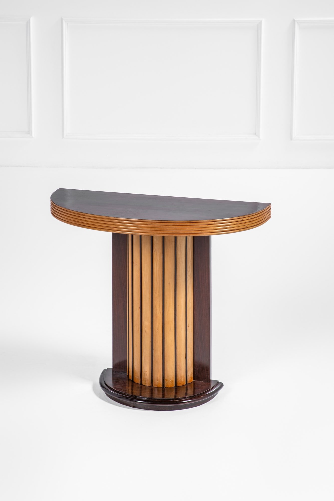 Console a mezzaluna: Console a mezzaluna Legno impiallacciato tinto, legno grissinato, legno tinto. 1940 ca. cm 76x85x37