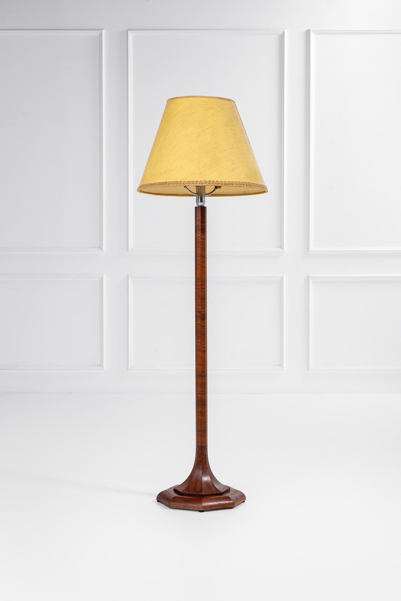 Lampada da terra: Lampada da terra Legno impiallacciato, metallo nichelato, tessuto. 1930 ca. h cm 186, diam. cm 60