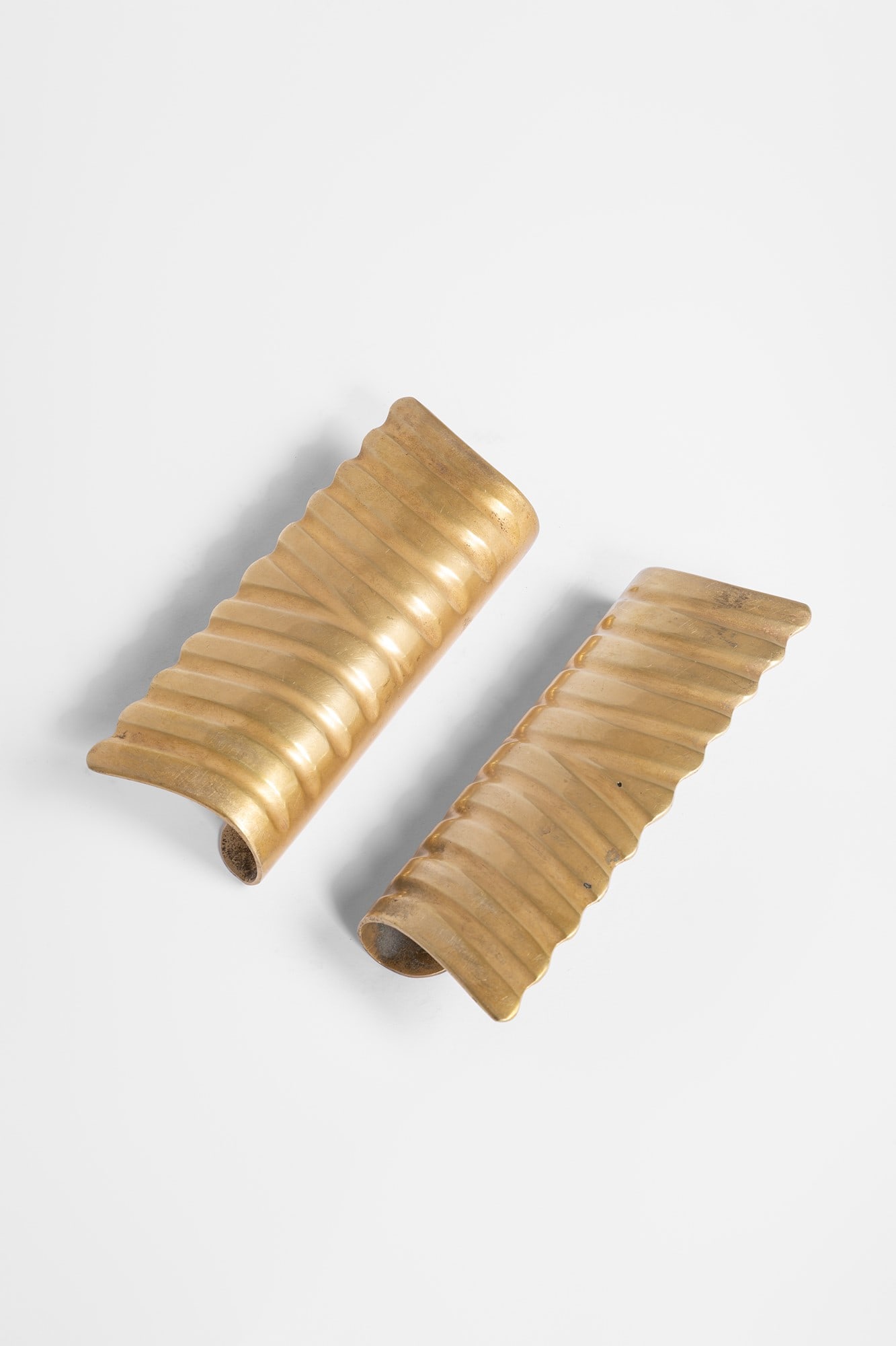 Due grandi maniglie: Due grandi maniglie Fusione di ottone. 1940 ca. cm 19x7x4