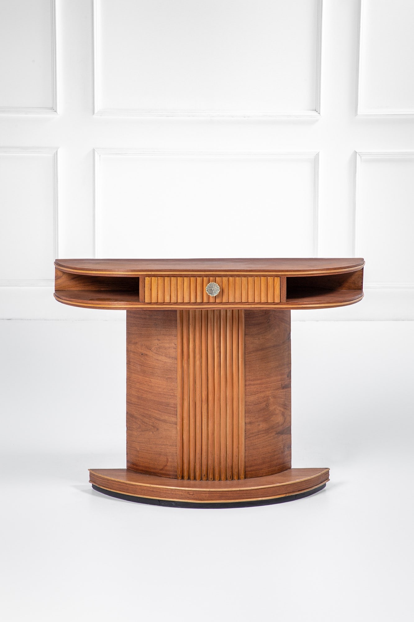 Console: Console Legno impiallacciato, legno massello, legno tinto, ottone. 1950 ca. cm 83x111x34