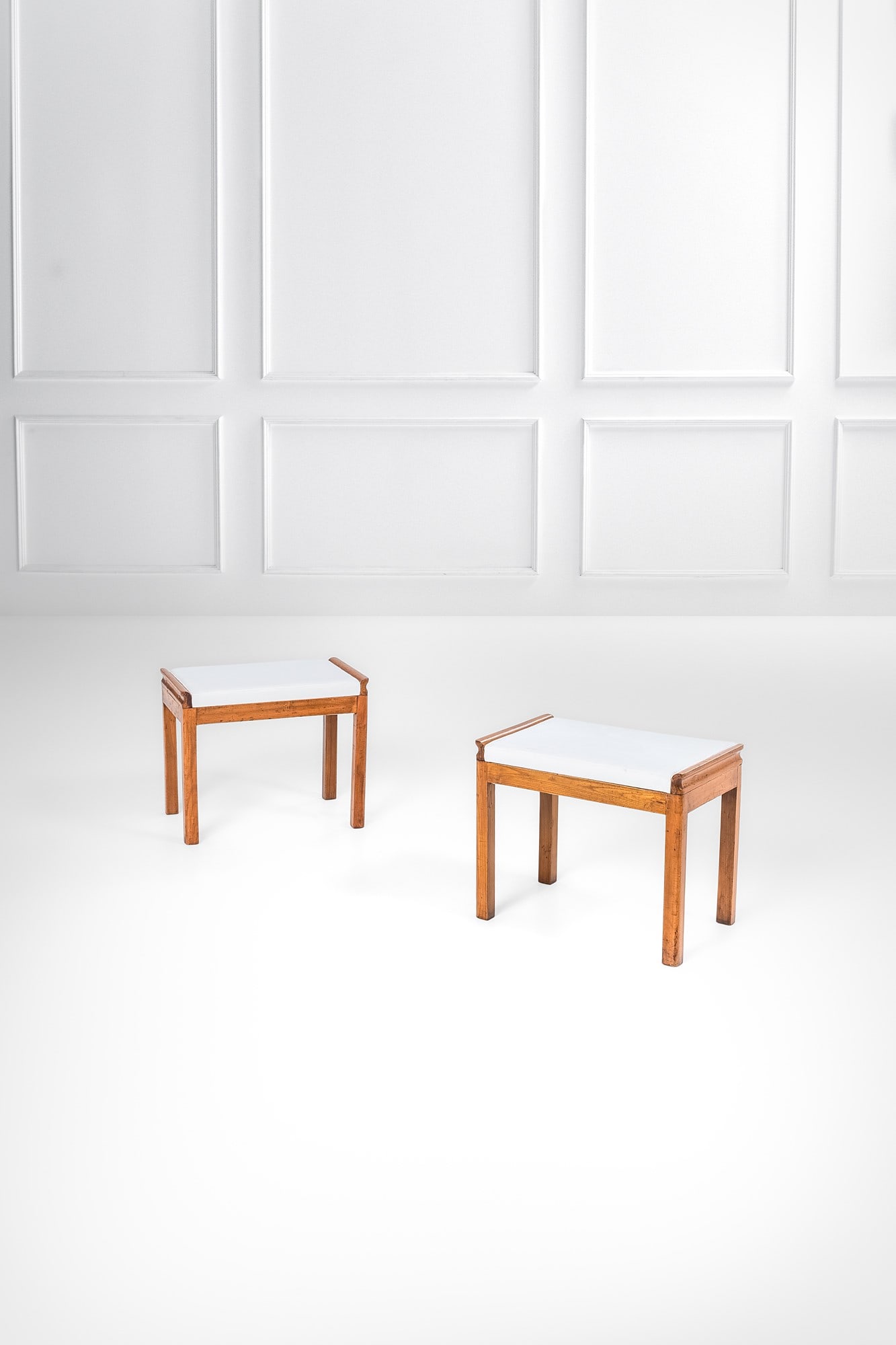 Due sgabelli: Due sgabelli Legno massello sagomato, tessuto. 1940 ca. cm 46x53x34