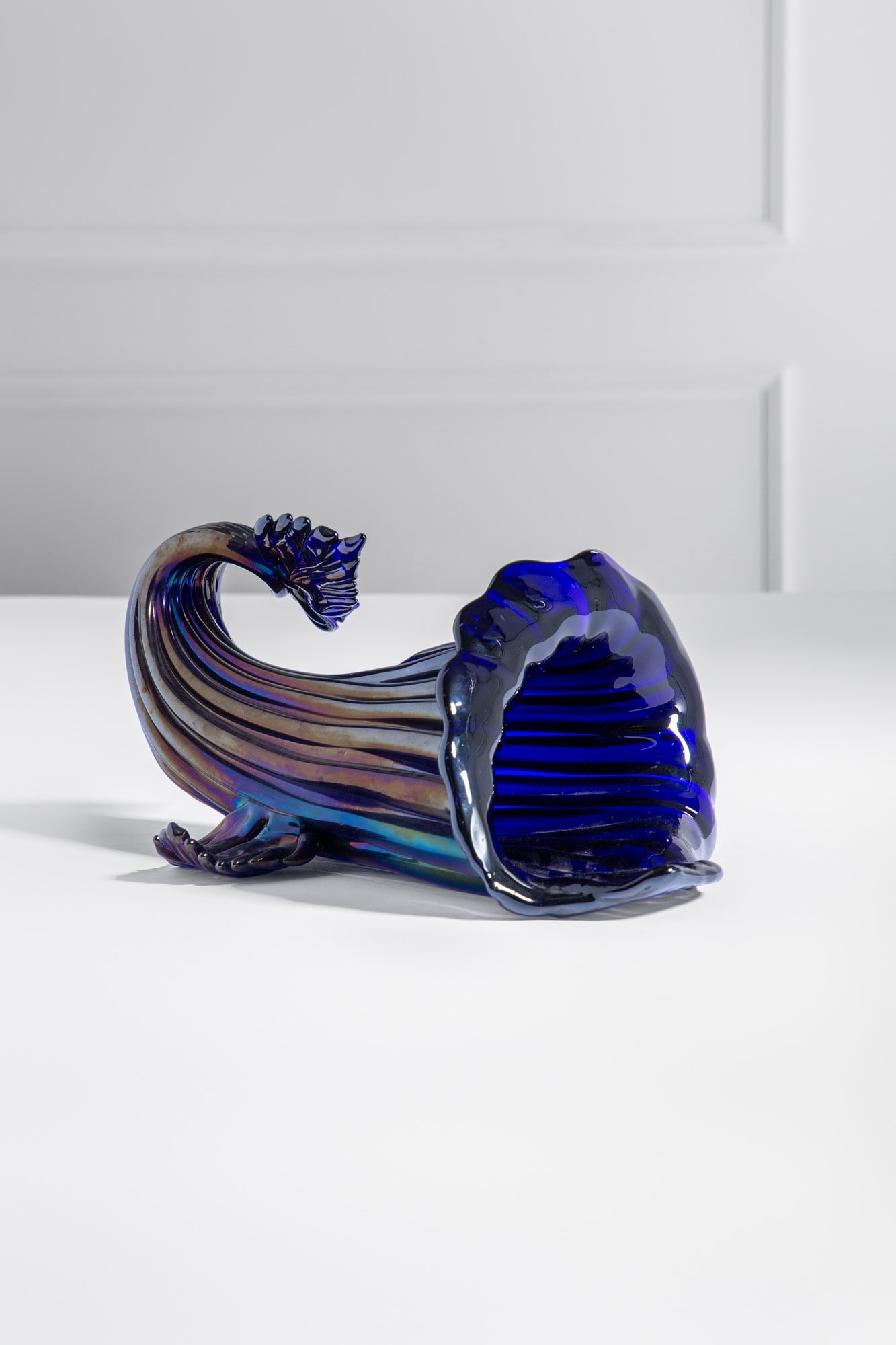 Grande cornucopia: Grande cornucopia Vetro di Murano blu fortemente iridato. 1940 ca. cm 21x27x48
