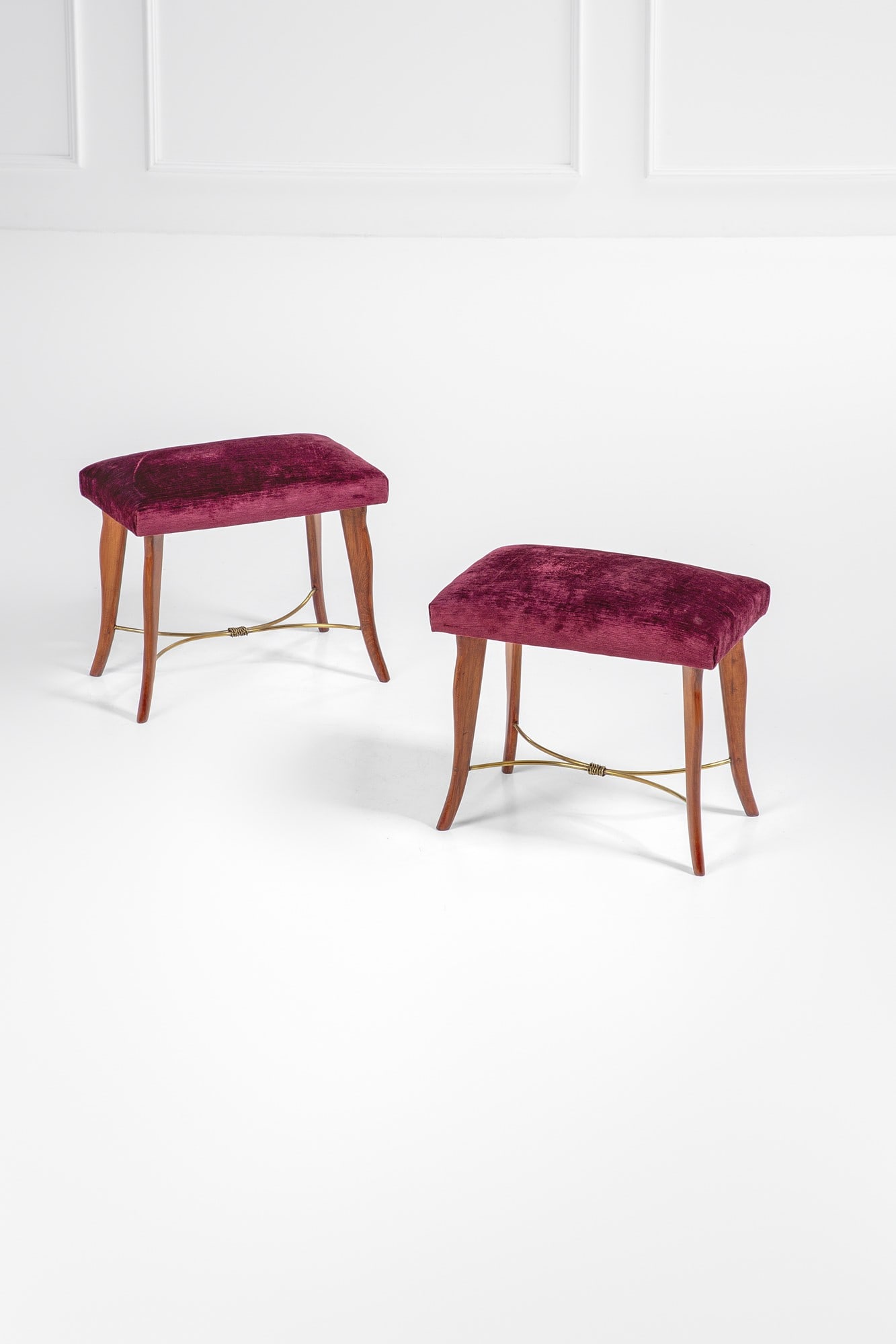 Cesare Lacca (attr.). Due sgabelli: Due sgabelli Legno sagomato, ottone lucido, tessuto. 1950 ca. cm 47x50x30