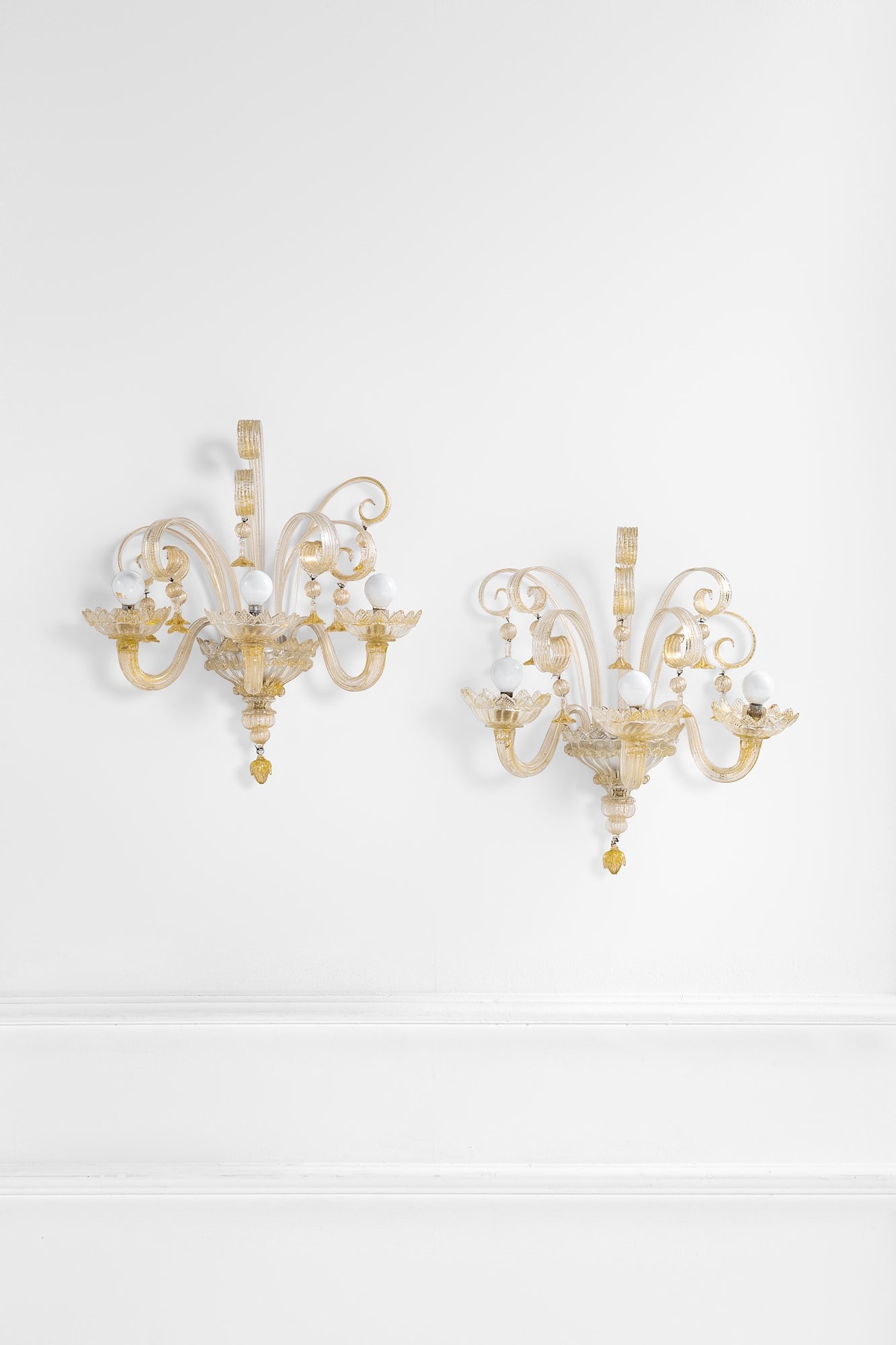 Barovier & Toso. Due lampade da parete: Due lampade da parete Vetro di Murano trasparente con inclusioni d'oro, metallo. Prod. Barovier & Toso, 1940 ca. cm 50x47x29; cm 47x50x30